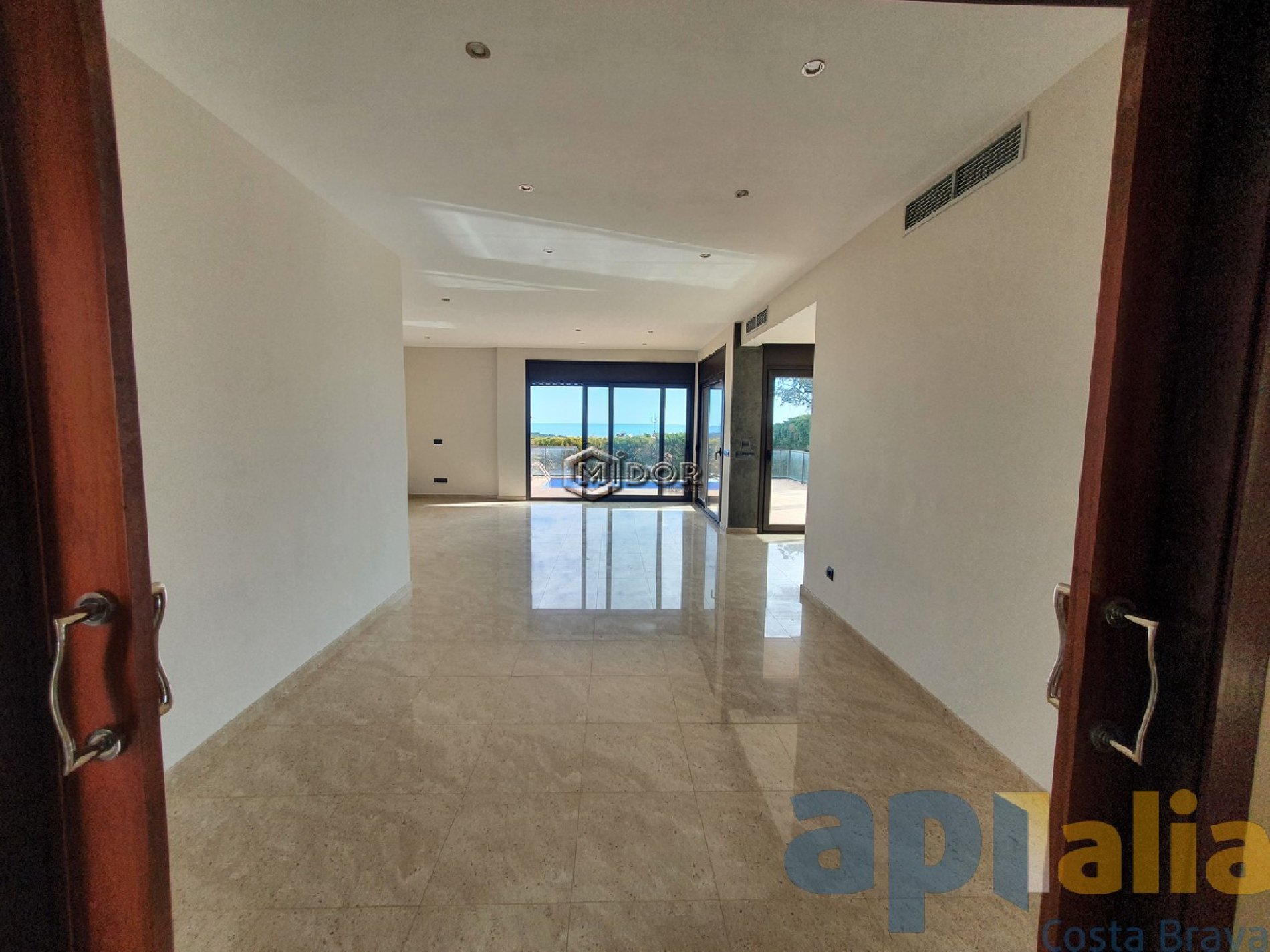 Exclusiva casa d'obra nova a S'Agaró (Costa Brava), a menys d'1km de la platja de Sant Pol i amb vistes a mar.