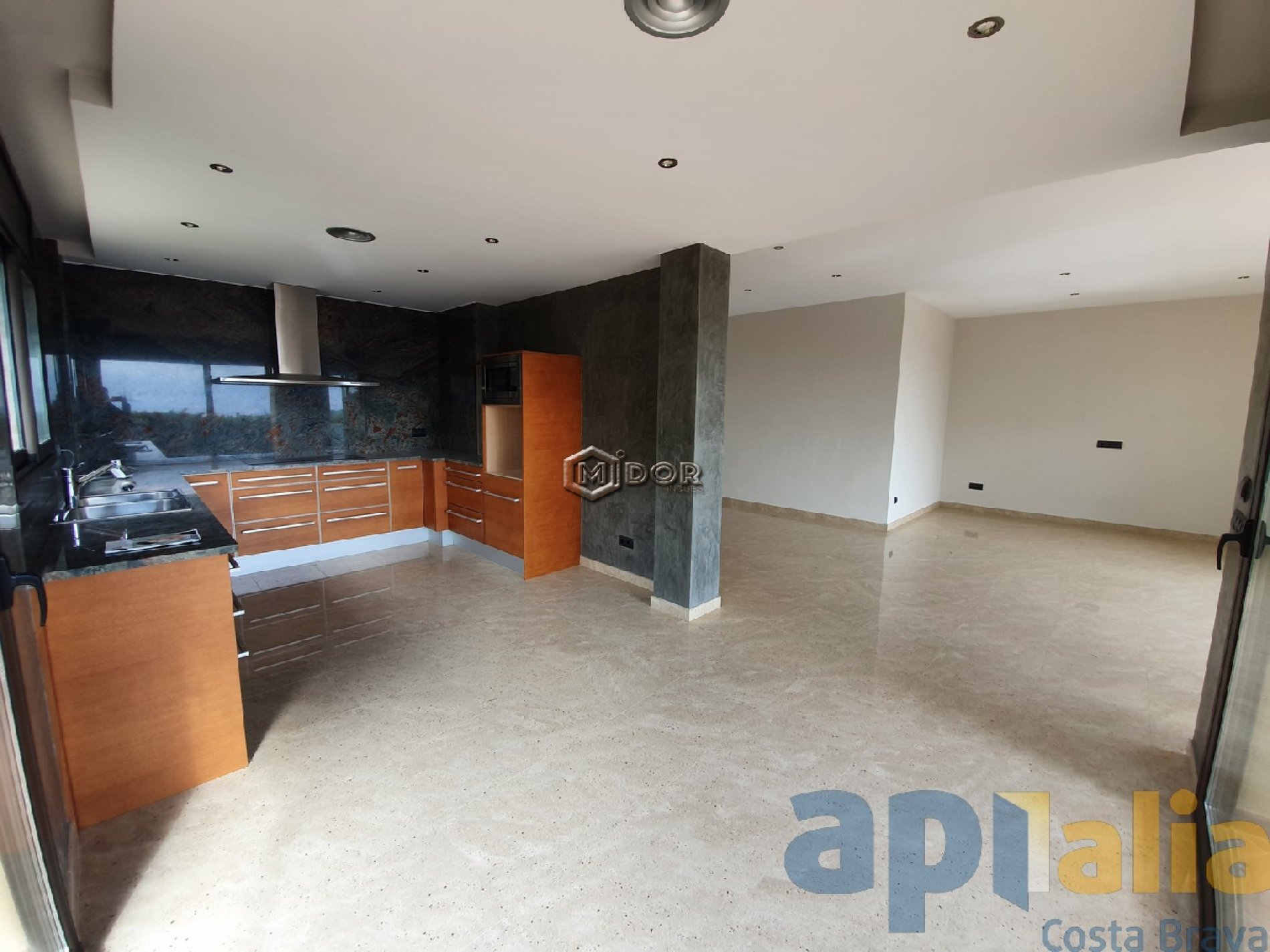 Exclusiva casa d'obra nova a S'Agaró (Costa Brava), a menys d'1km de la platja de Sant Pol i amb vistes a mar.