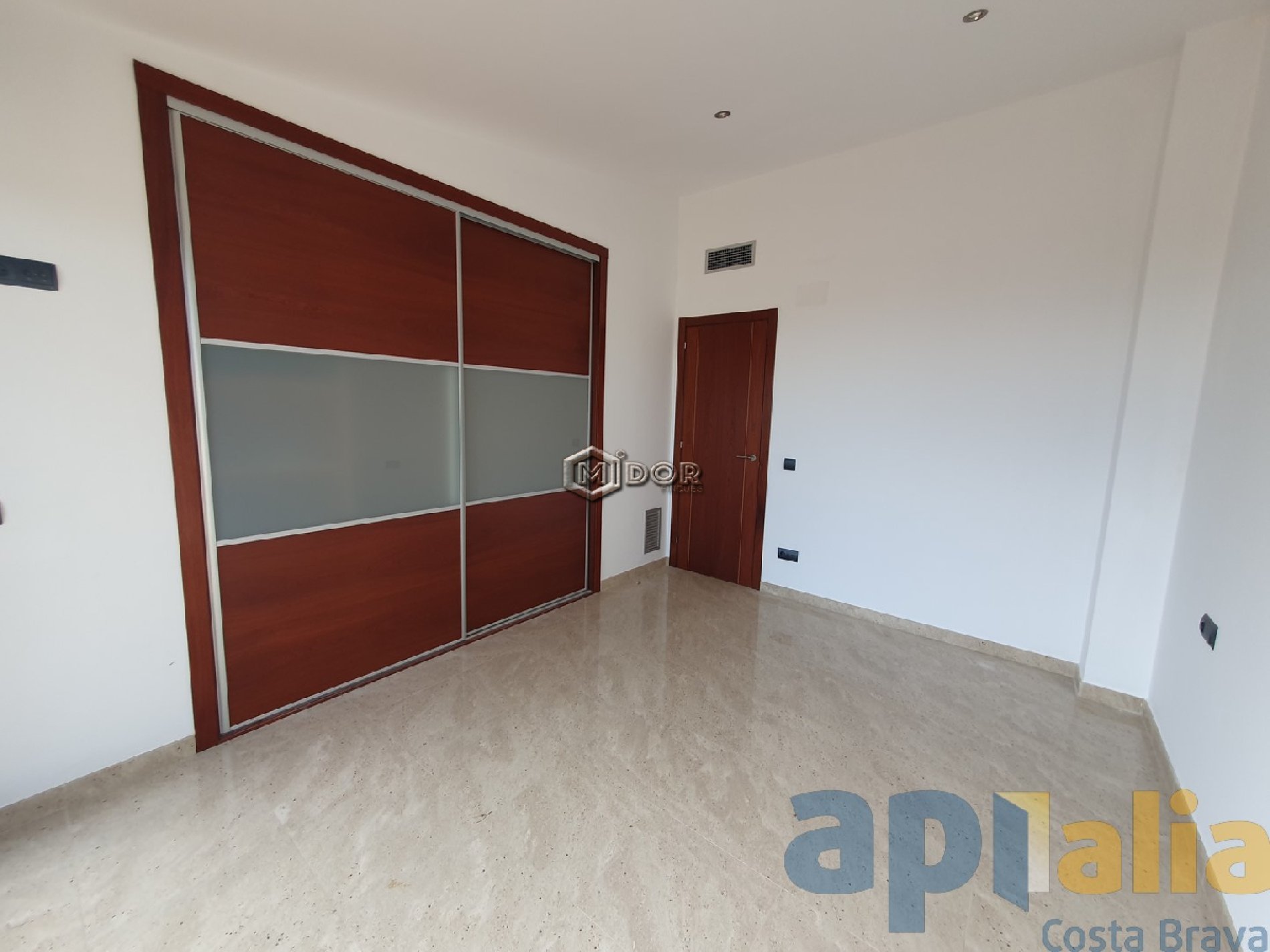 Exclusiva casa d'obra nova a S'Agaró (Costa Brava), a menys d'1km de la platja de Sant Pol i amb vistes a mar.