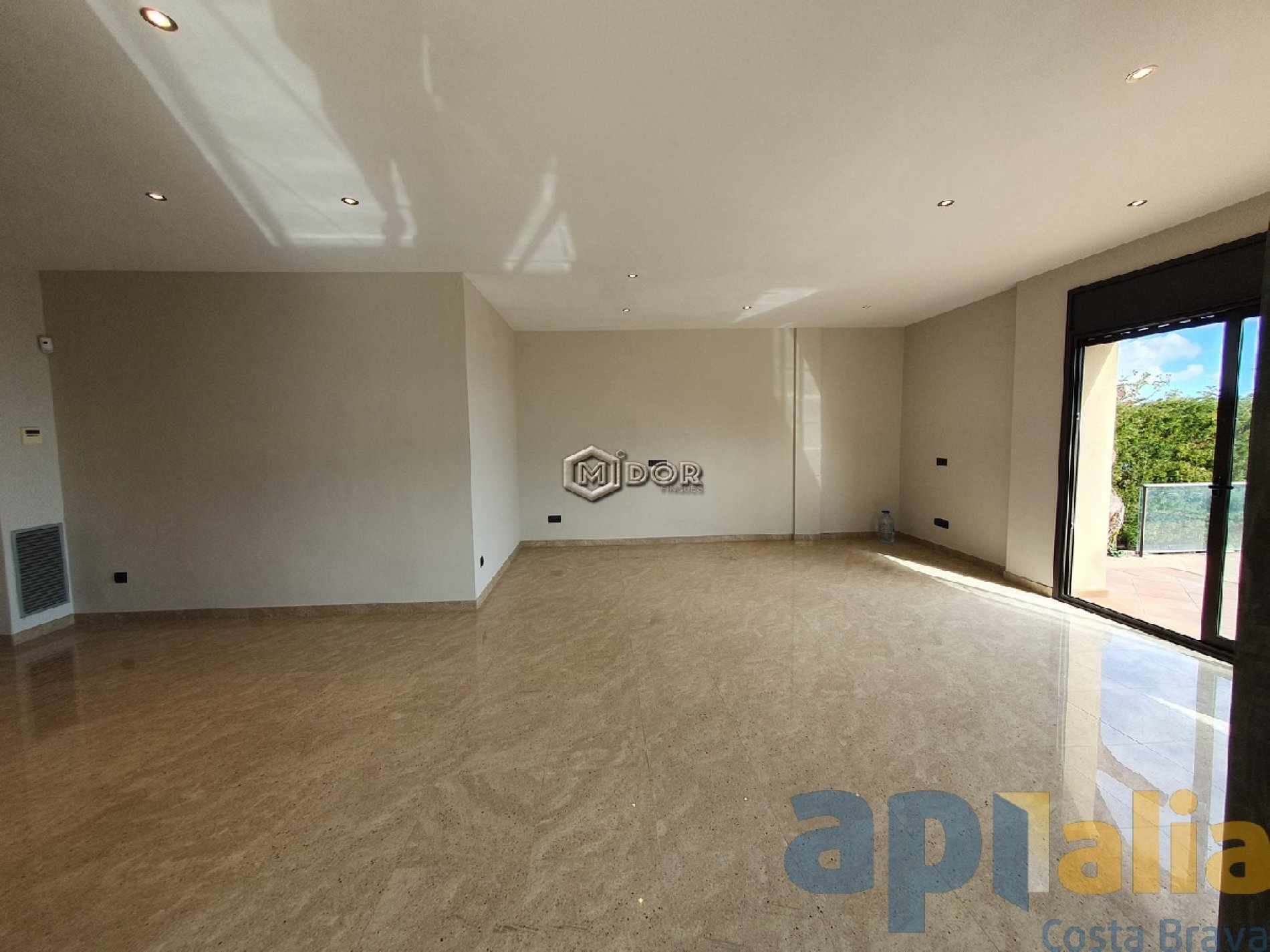 Exclusiva casa d'obra nova a S'Agaró (Costa Brava), a menys d'1km de la platja de Sant Pol i amb vistes a mar.