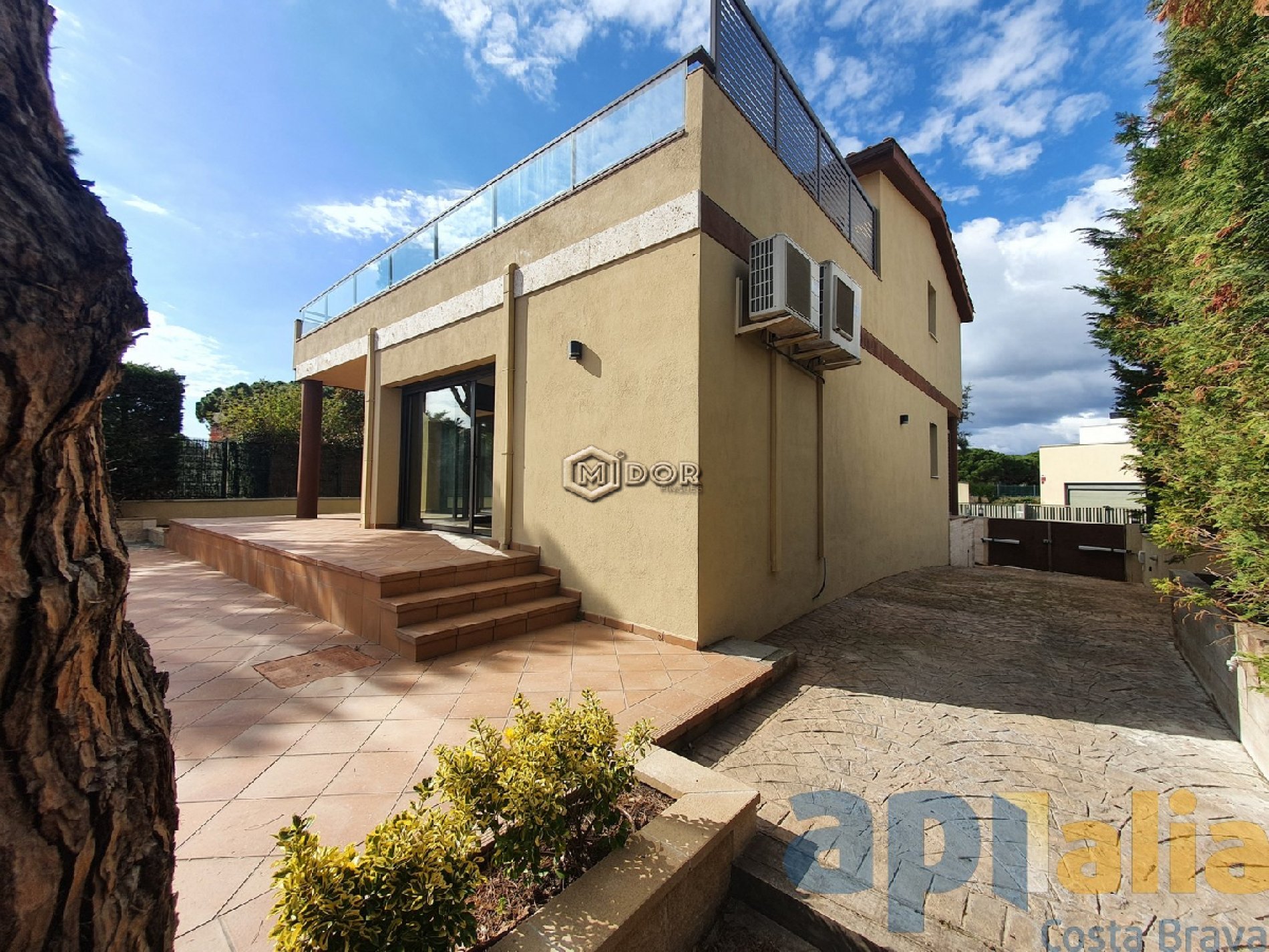 Exclusiva casa d'obra nova a S'Agaró (Costa Brava), a menys d'1km de la platja de Sant Pol i amb vistes a mar.