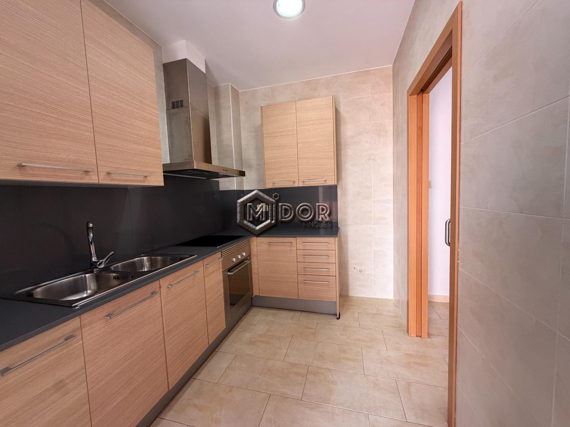 PLANTA BAIXA AMB TERRASSA A TAN SOLS 650m DE LA PLATJA