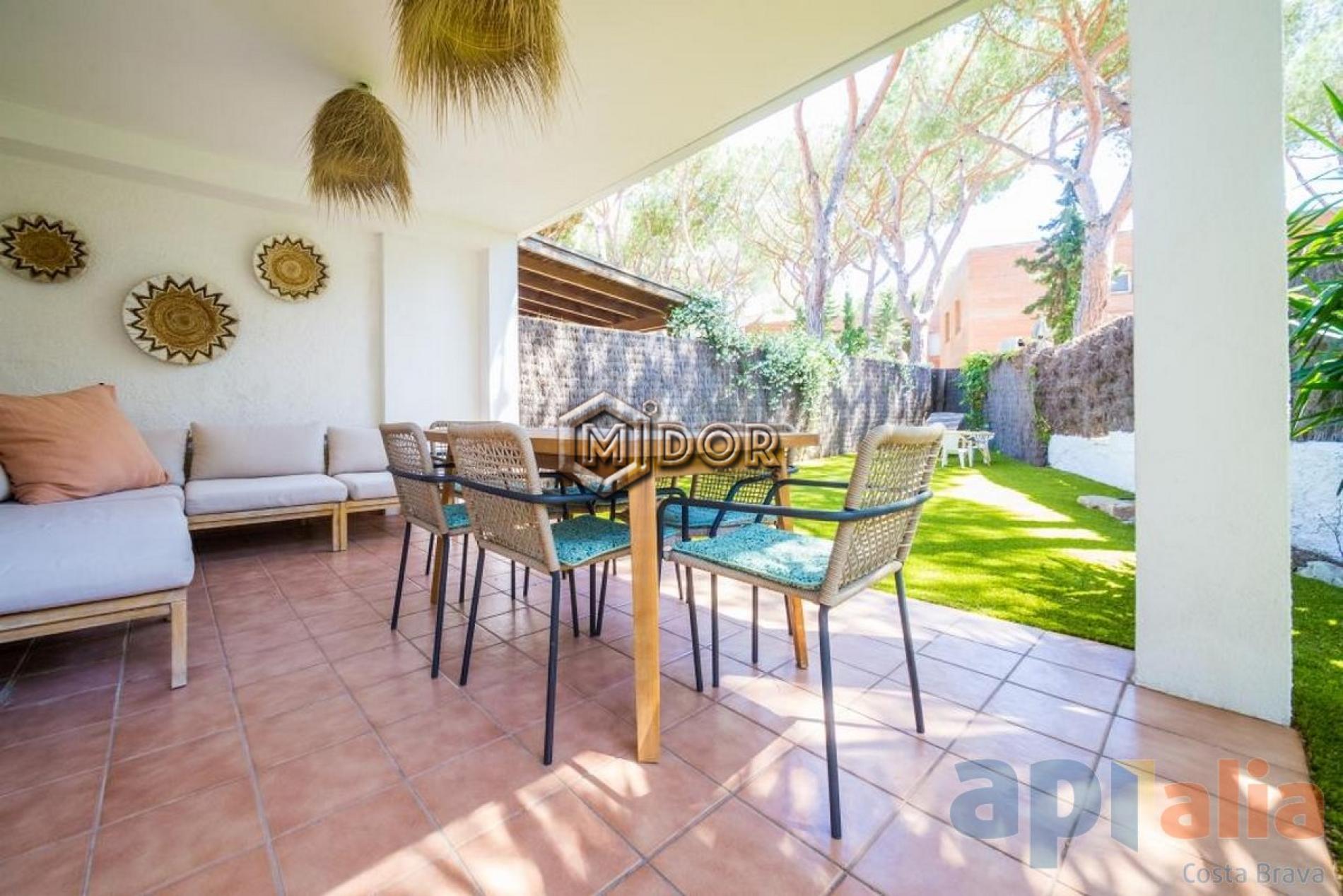CASA ADOSSADA AMB JARDÍ AL CENTRE