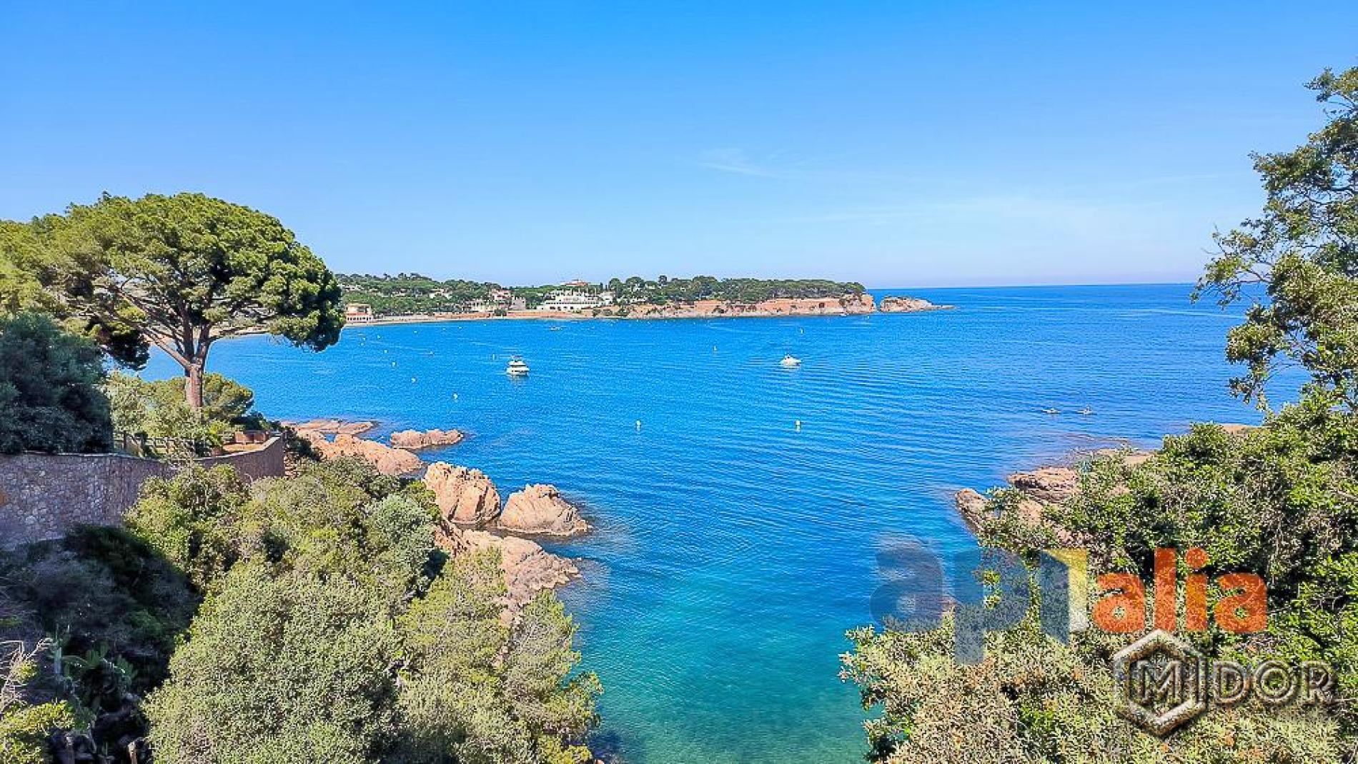 DÚPLEX AMB JARDÍ A 240m DE LA PLATJA DE ST.POL -S'AGARÓ (2a LÍNIA DE MAR)