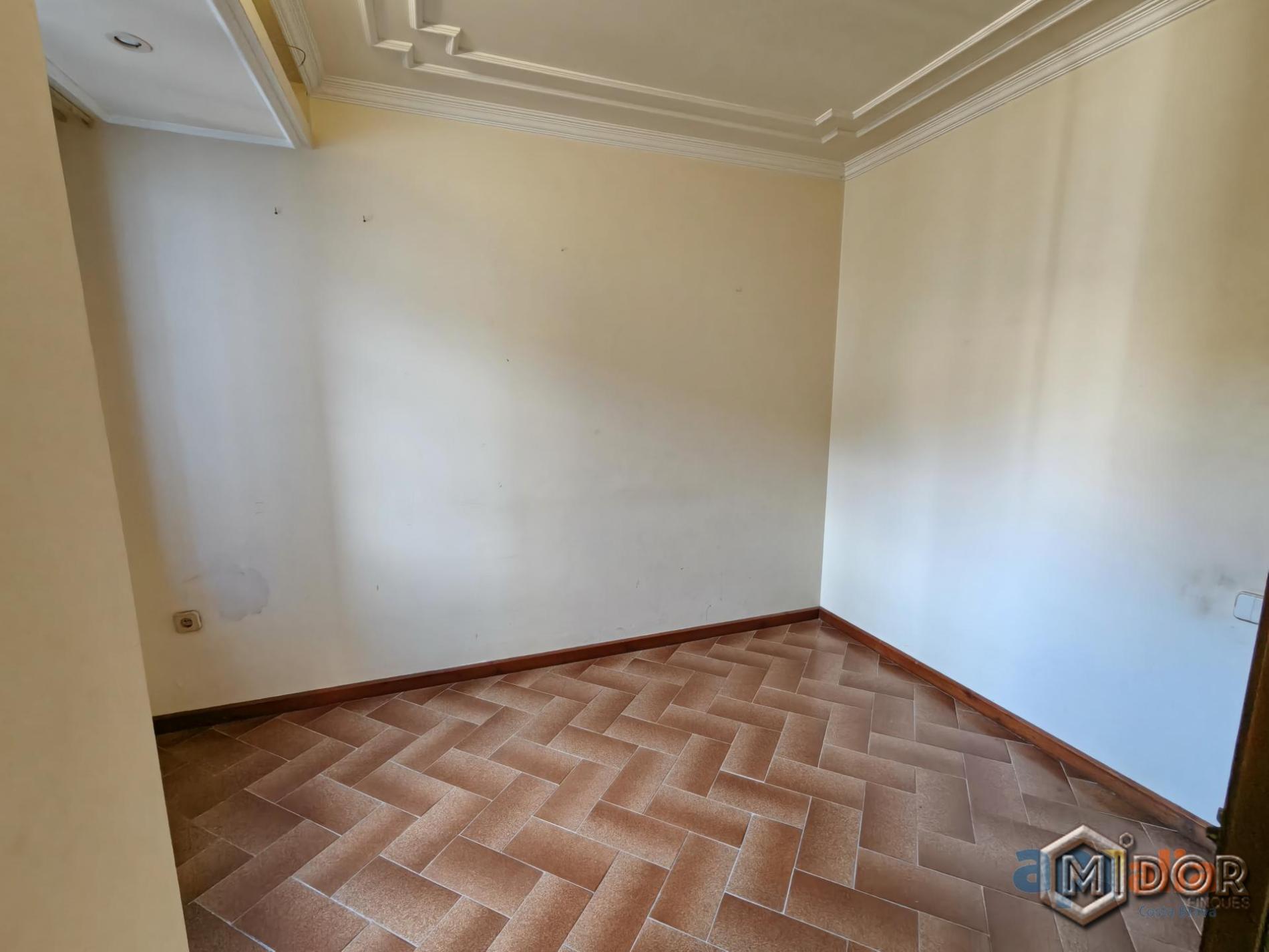 CASA A REFORMAR EN CALONGE