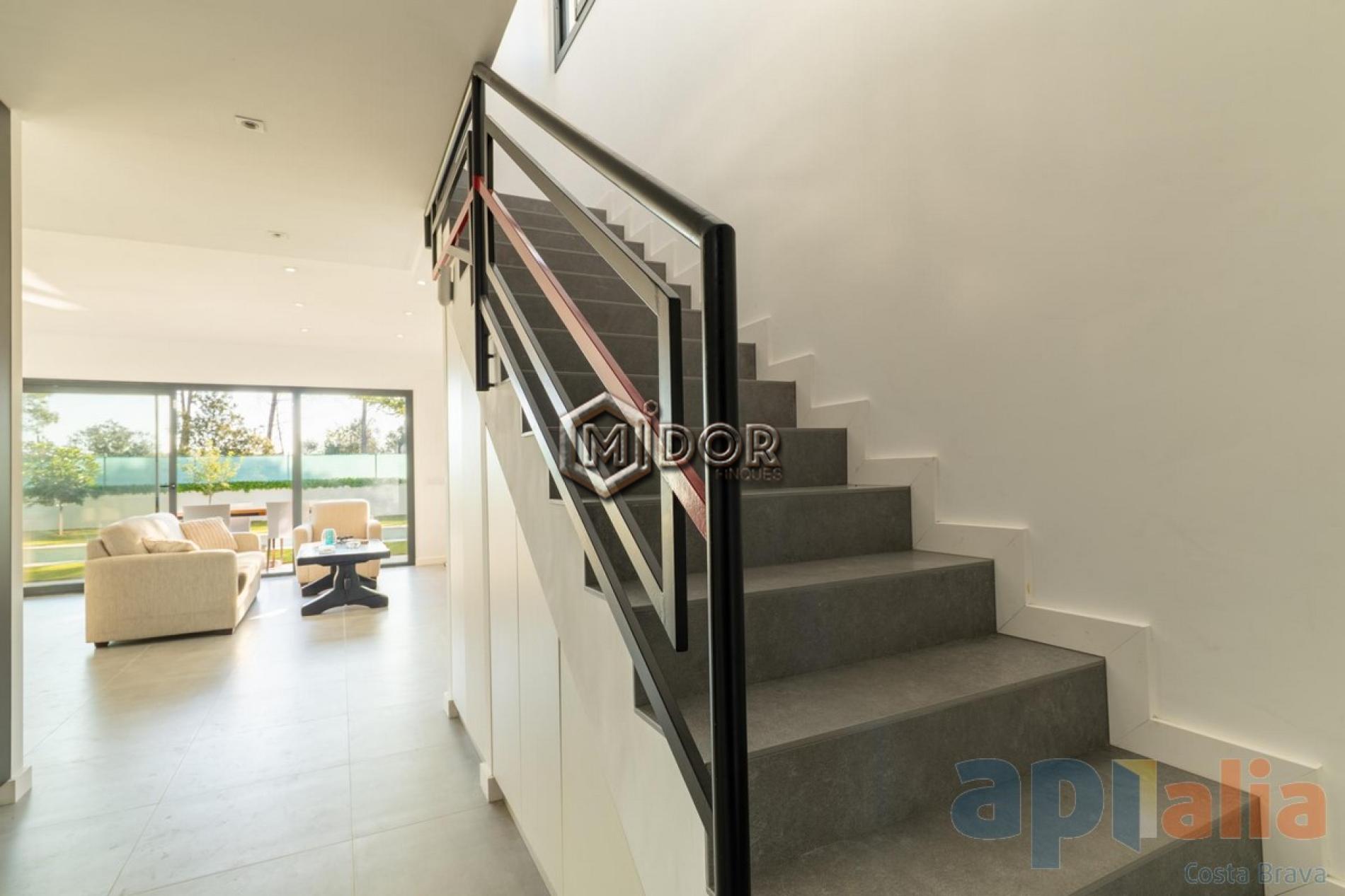 MODERN VILLA WITH PRIVATE POOL, GARAGE AND GARDEN IN CAN SOLÀ GROS II