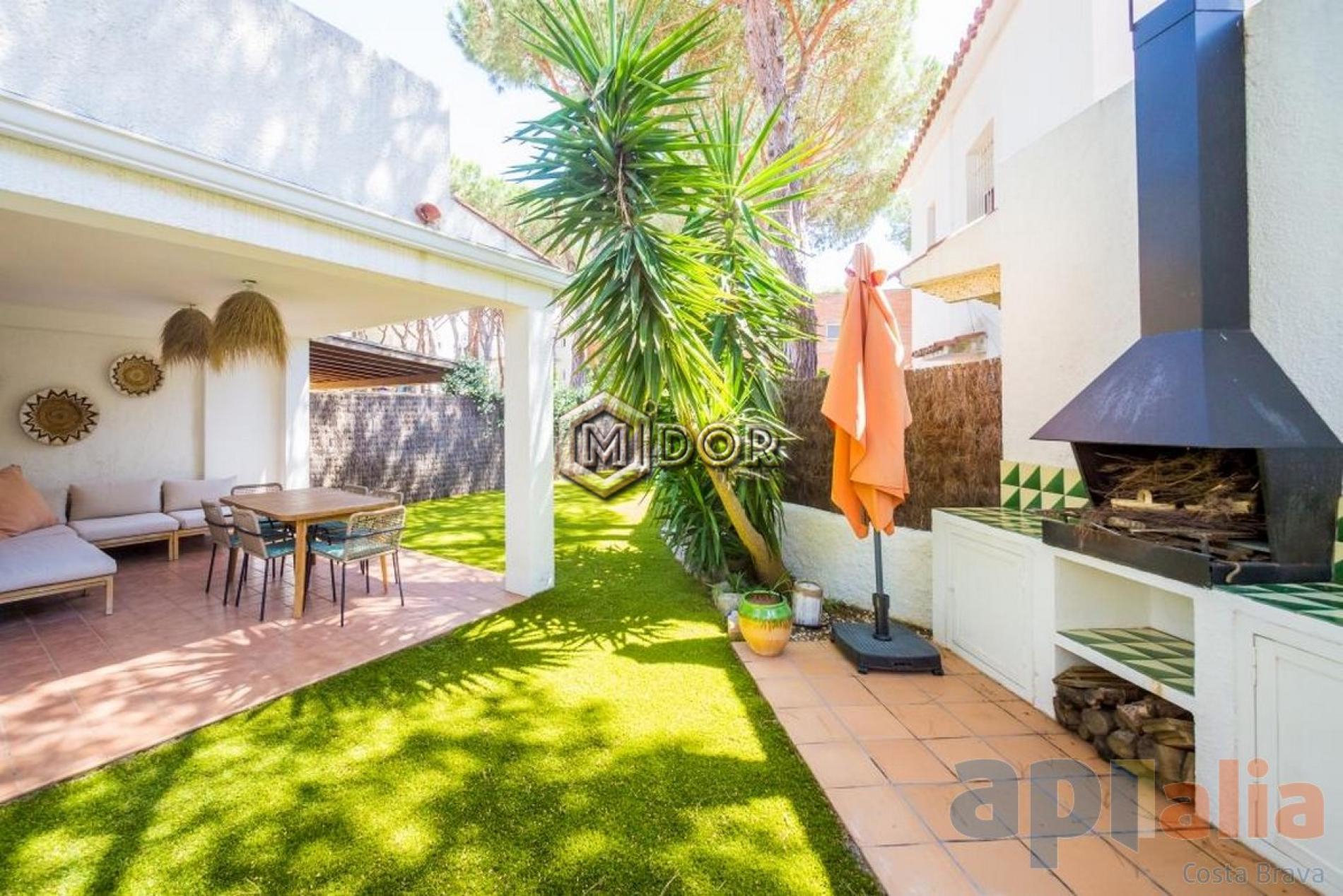 CASA ADOSSADA AMB JARDÍ AL CENTRE