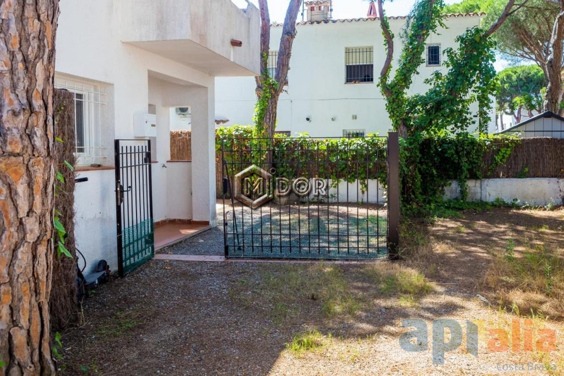CASA ADOSSADA AMB JARDÍ AL CENTRE