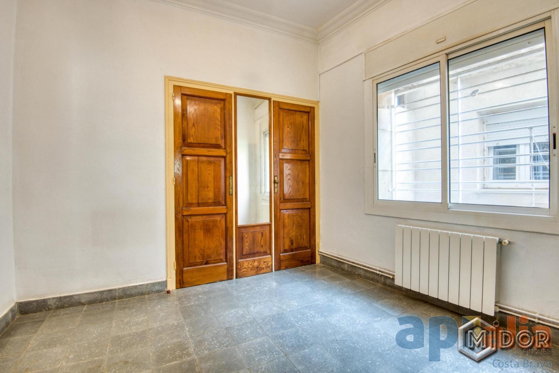 APARTAMENT PER REFORMAR A 170m DE LA PLATJA