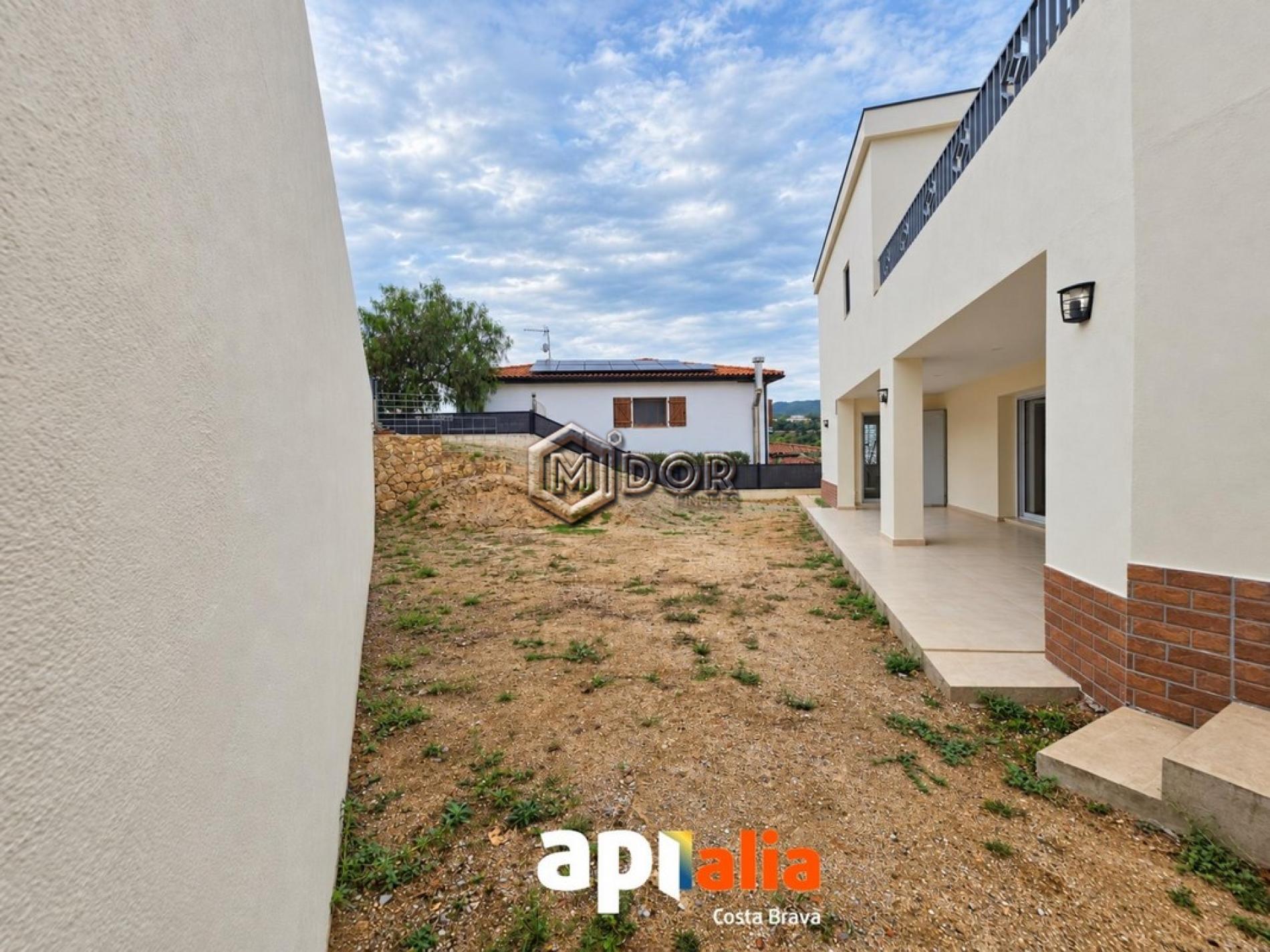 CASA DE NOVA CONSTRUCCIÓ AMB JARDÍ A (Mas Pere) CALONGE