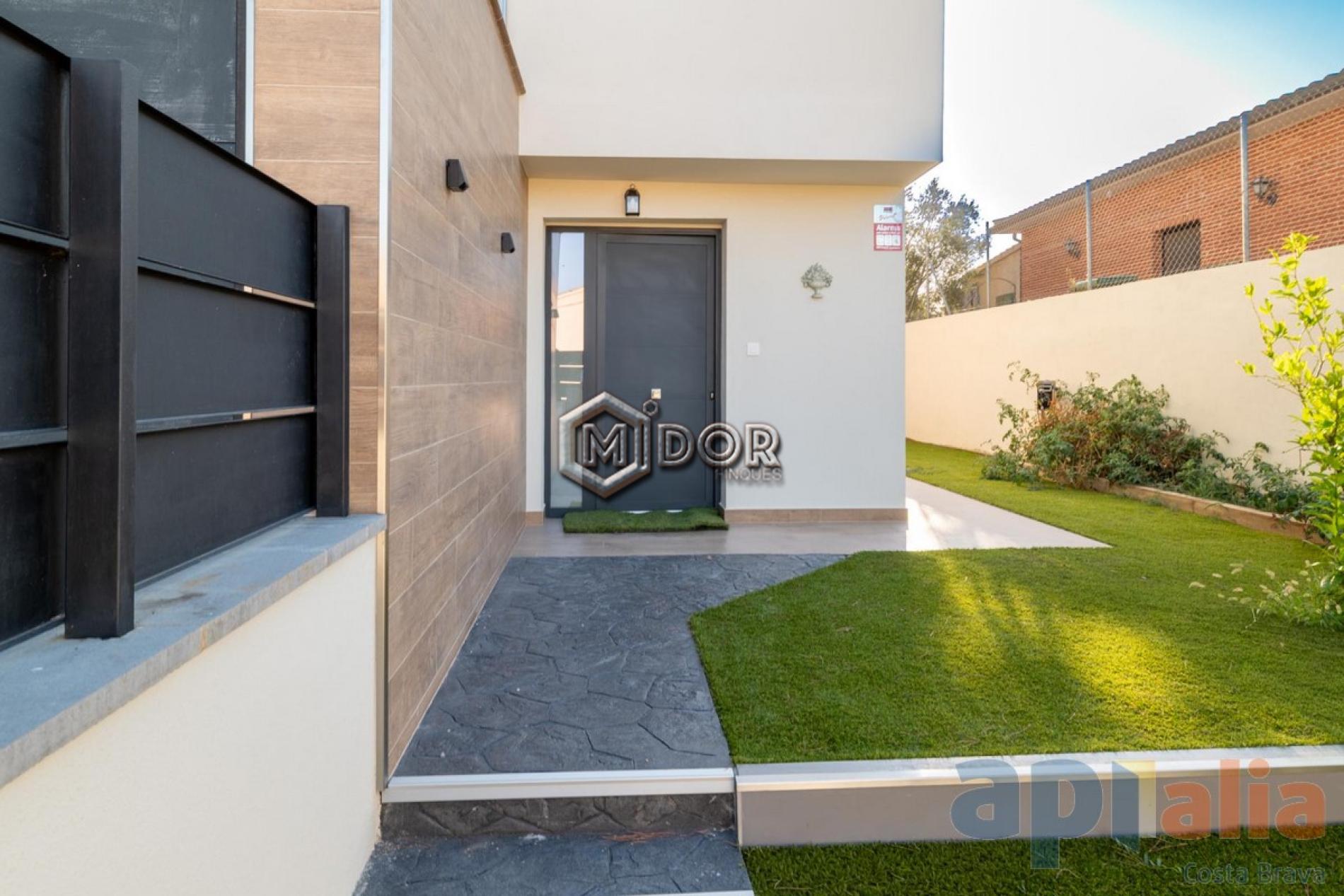 MODERN VILLA WITH PRIVATE POOL, GARAGE AND GARDEN IN CAN SOLÀ GROS II