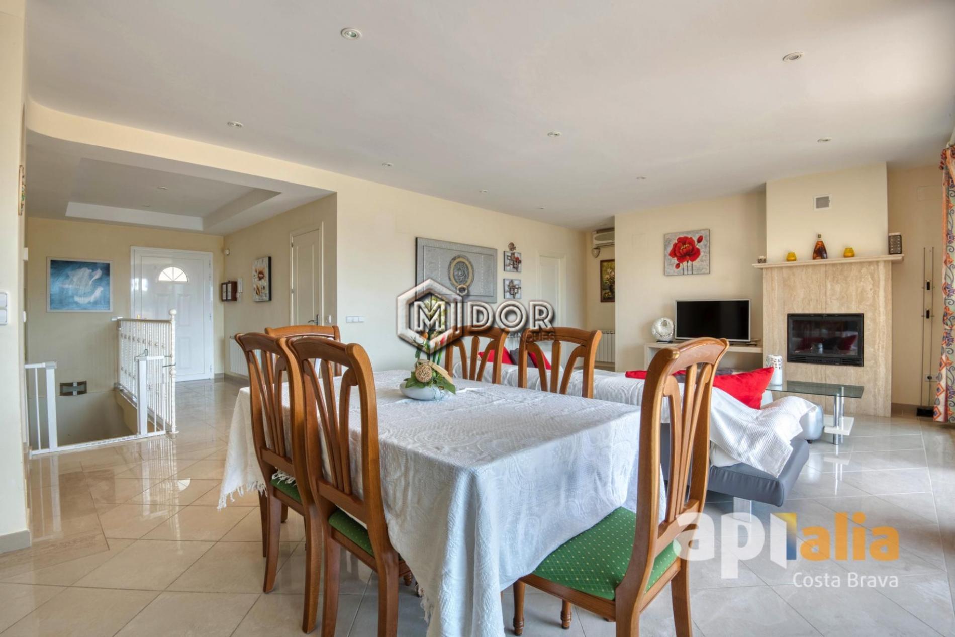HOUSE WITH POOL IN CALONGE