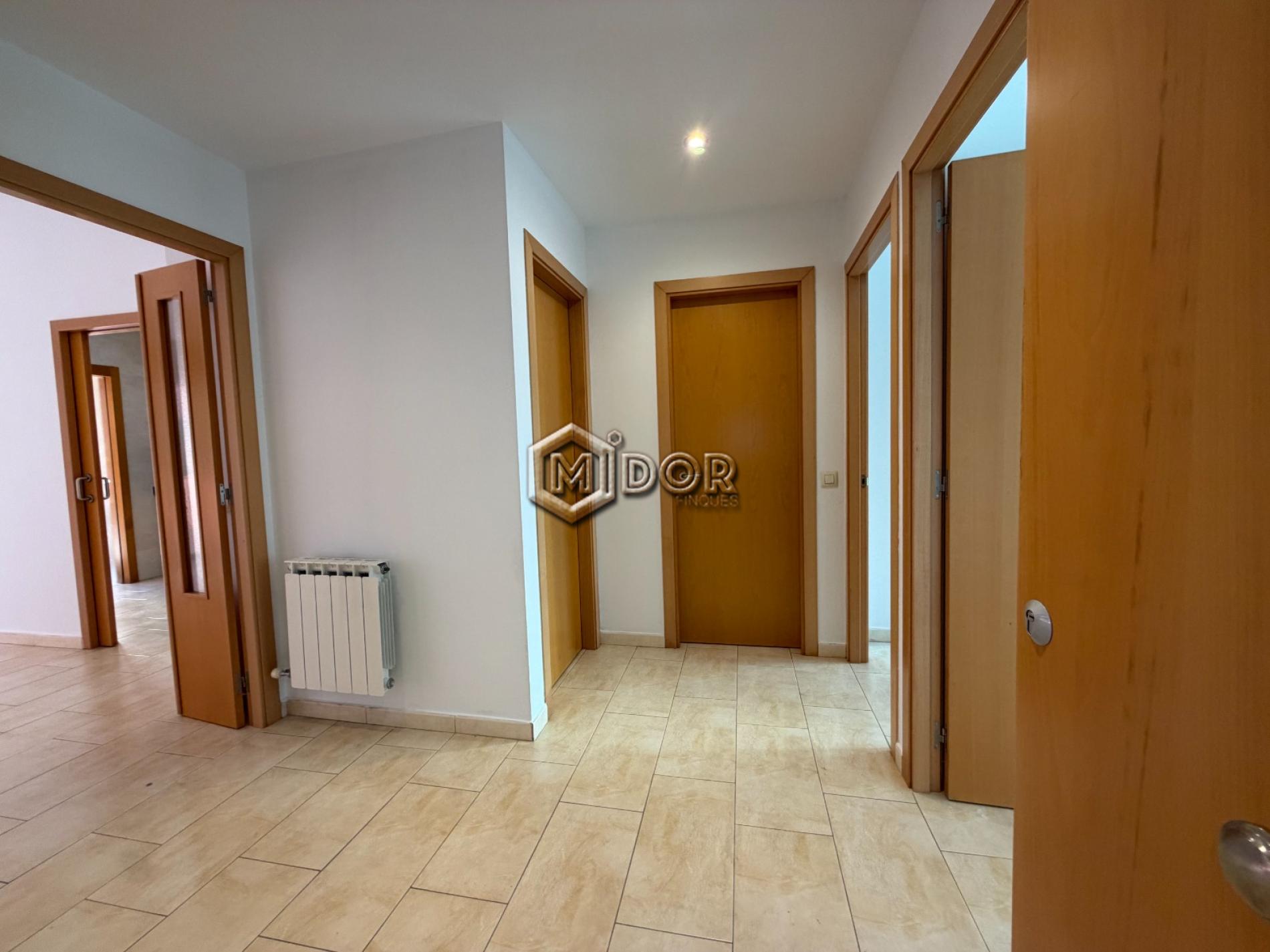 PLANTA BAIXA AMB TERRASSA A TAN SOLS 650m DE LA PLATJA