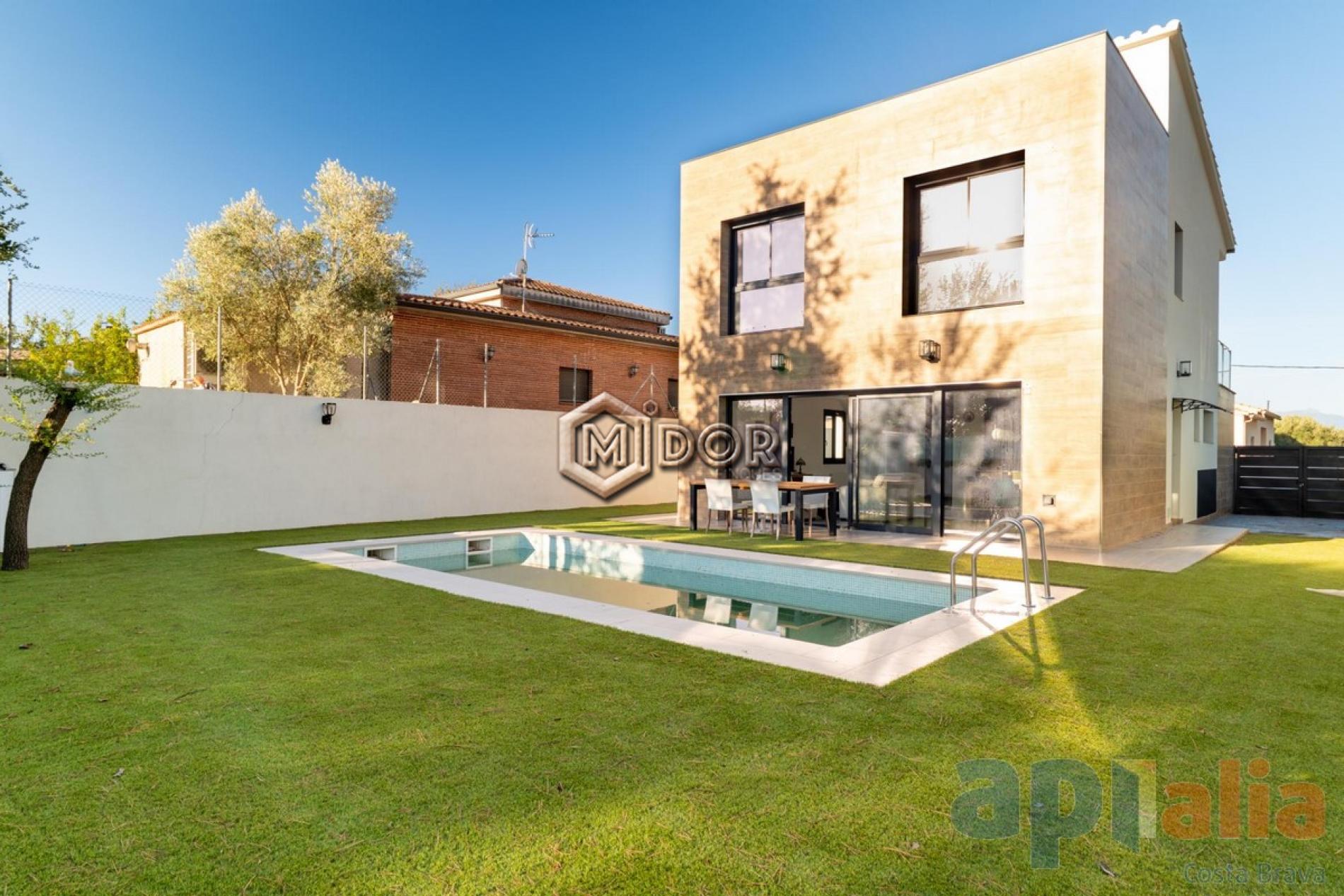 MODERN VILLA WITH PRIVATE POOL, GARAGE AND GARDEN IN CAN SOLÀ GROS II
