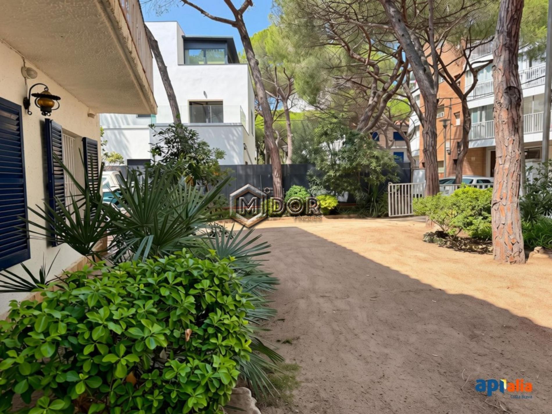 HOUSE WITH PRIVATE GARDEN AND 2 INDEPENDENT HOMES, SECOND LINE FROM THE SEA IN PLATJA D’ARO