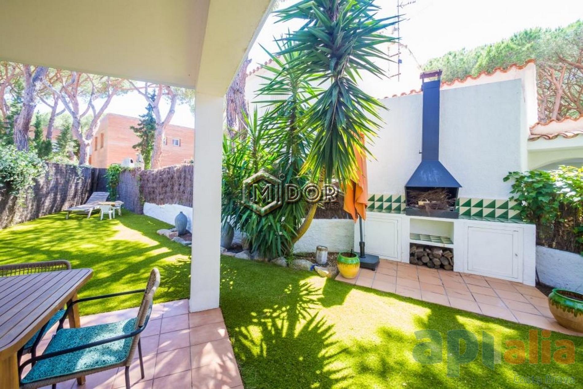 CASA ADOSSADA AMB JARDÍ AL CENTRE