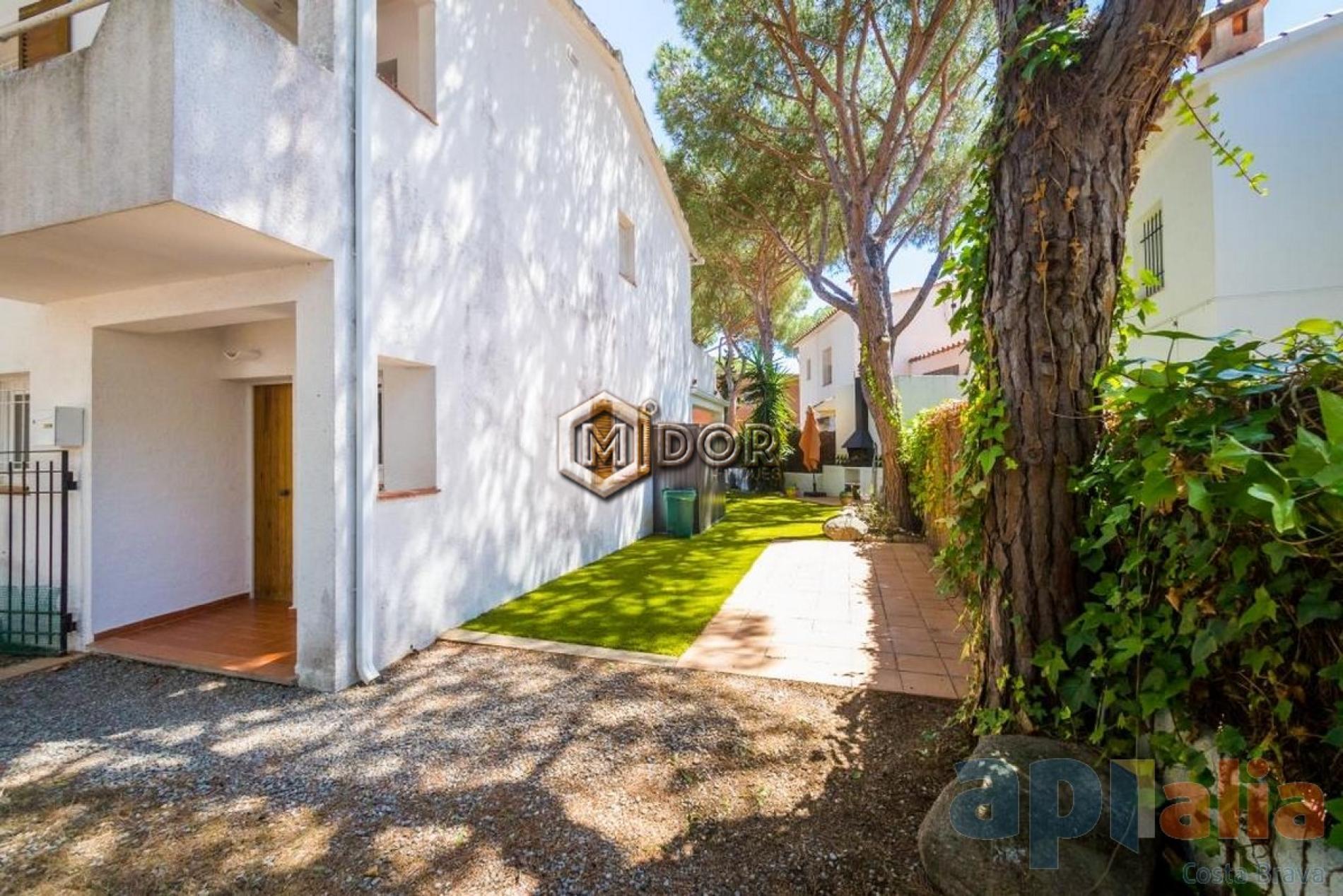 CASA ADOSSADA AMB JARDÍ AL CENTRE