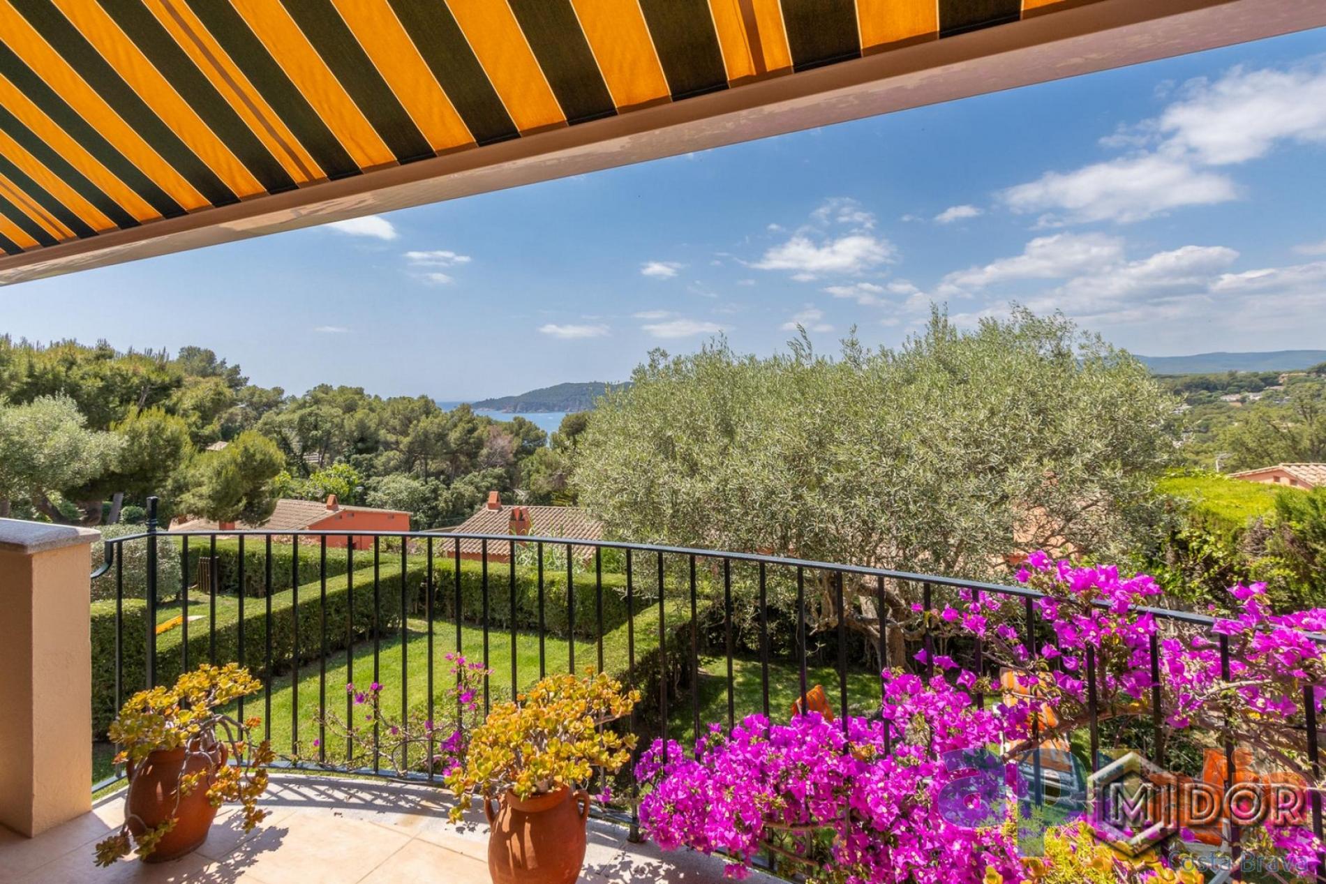 MAISON AVEC VUE SUR LA MER ET JARDIN À LLAFRANC (LICENCE TOURISTIQUE)