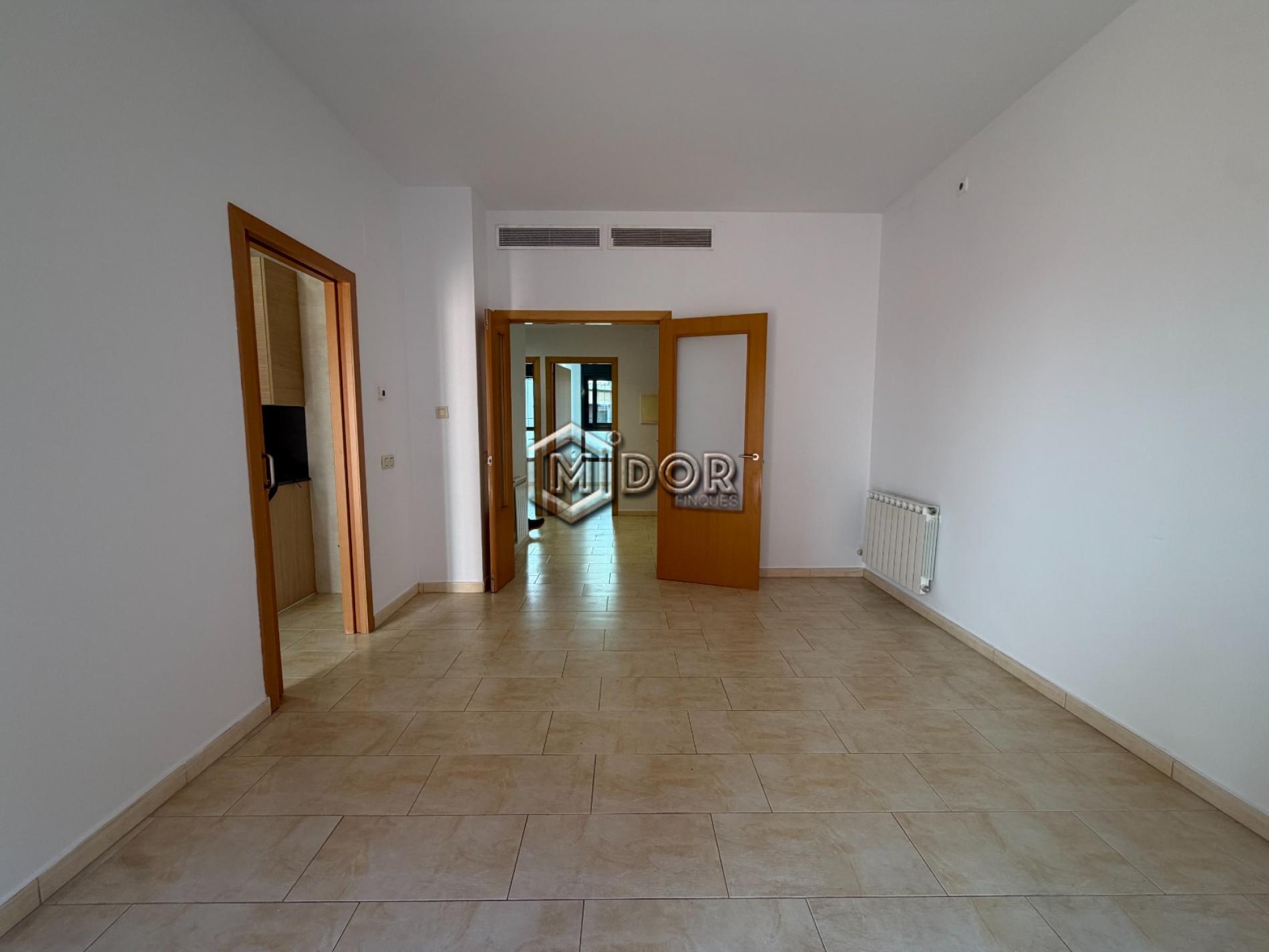 PLANTA BAIXA AMB TERRASSA A TAN SOLS 650m DE LA PLATJA