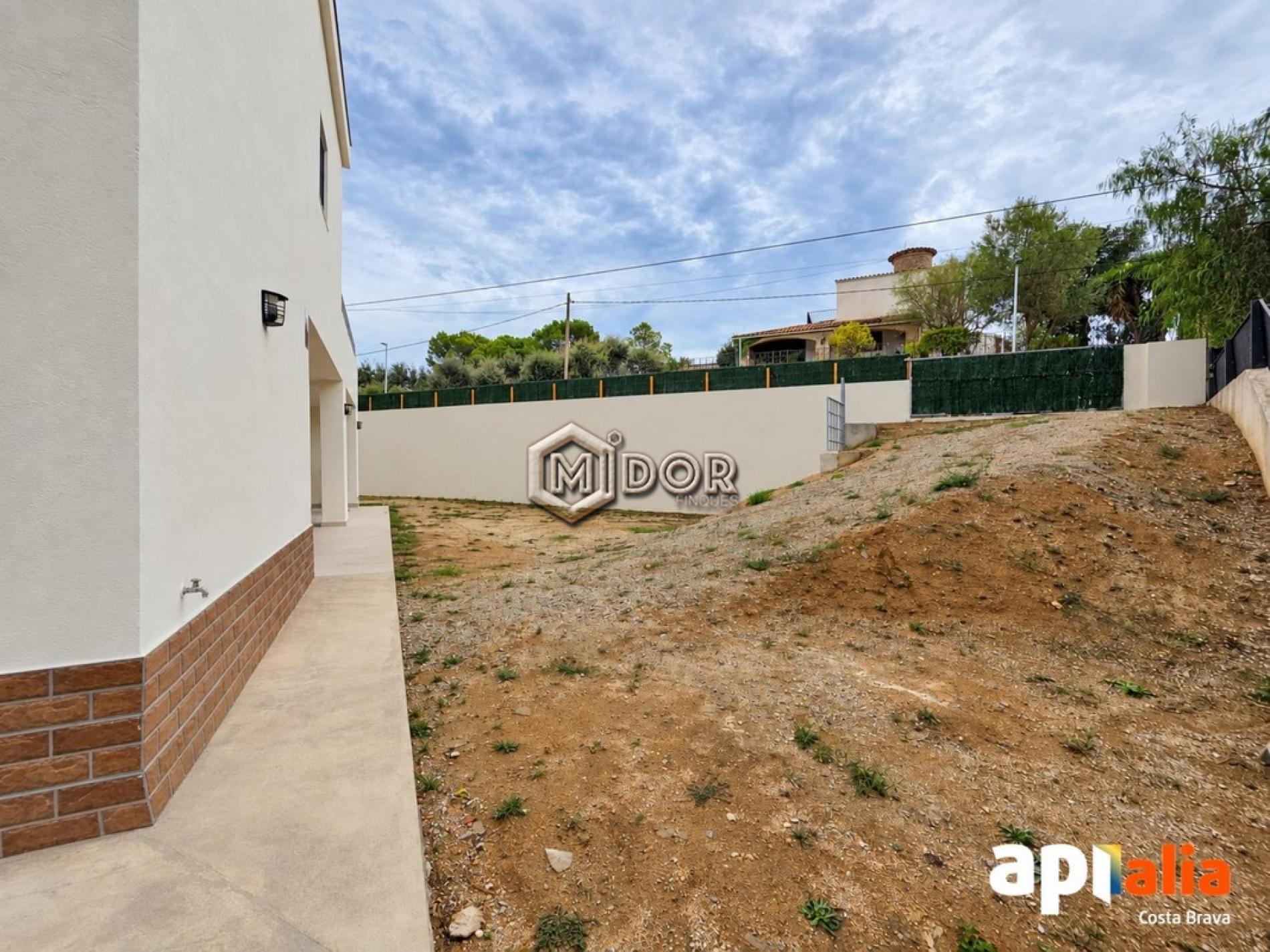 CASA DE NOVA CONSTRUCCIÓ AMB JARDÍ A (Mas Pere) CALONGE
