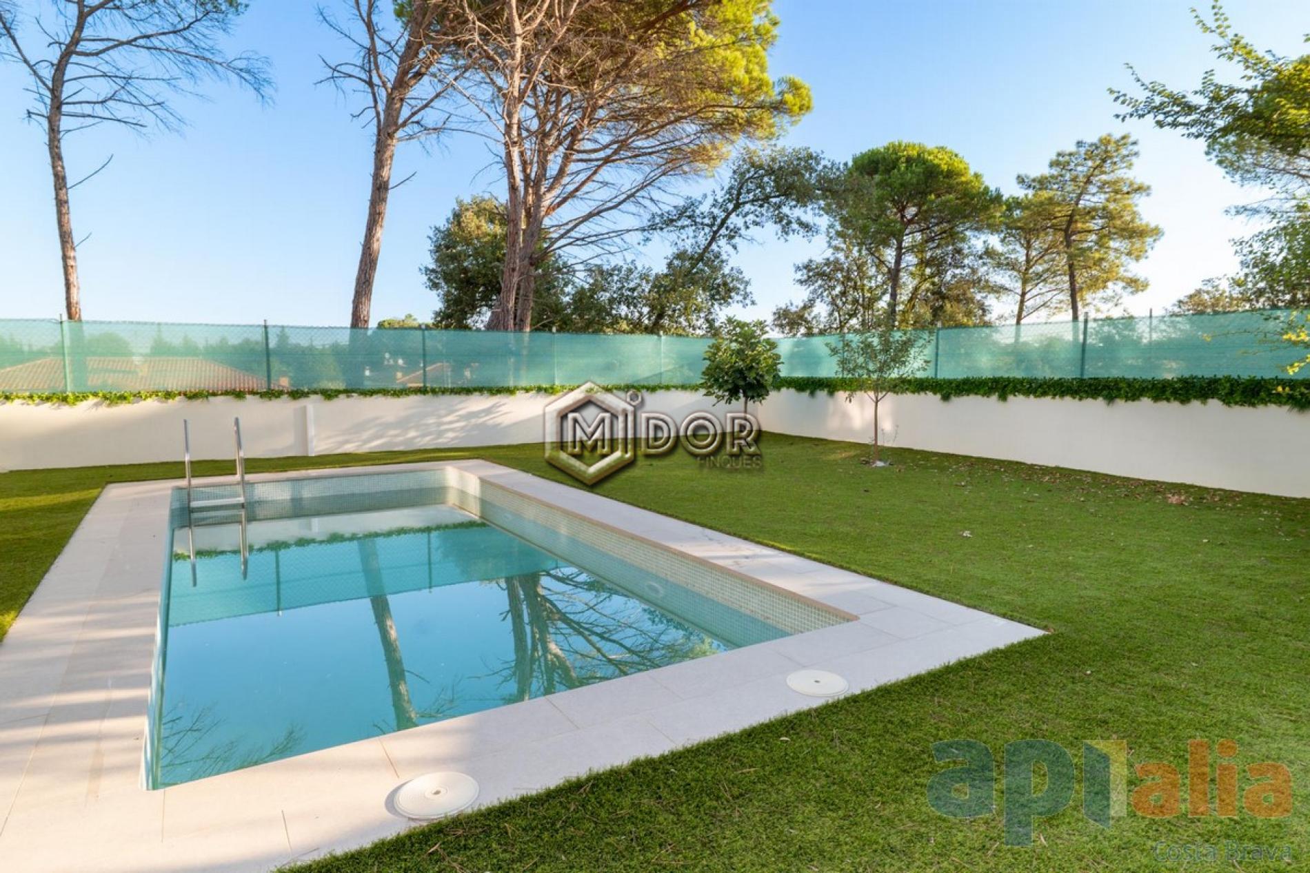 MODERN VILLA WITH PRIVATE POOL, GARAGE AND GARDEN IN CAN SOLÀ GROS II