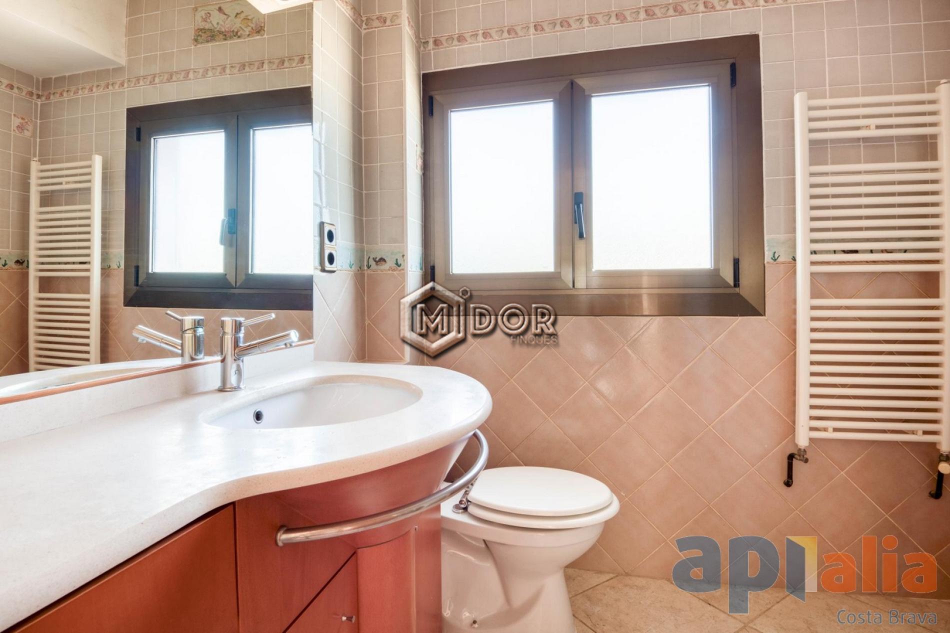 APARTAMENTO CON TERRAZA Y VISTAS (ZONA PORT D'ARO - PLATJA D'ARO)