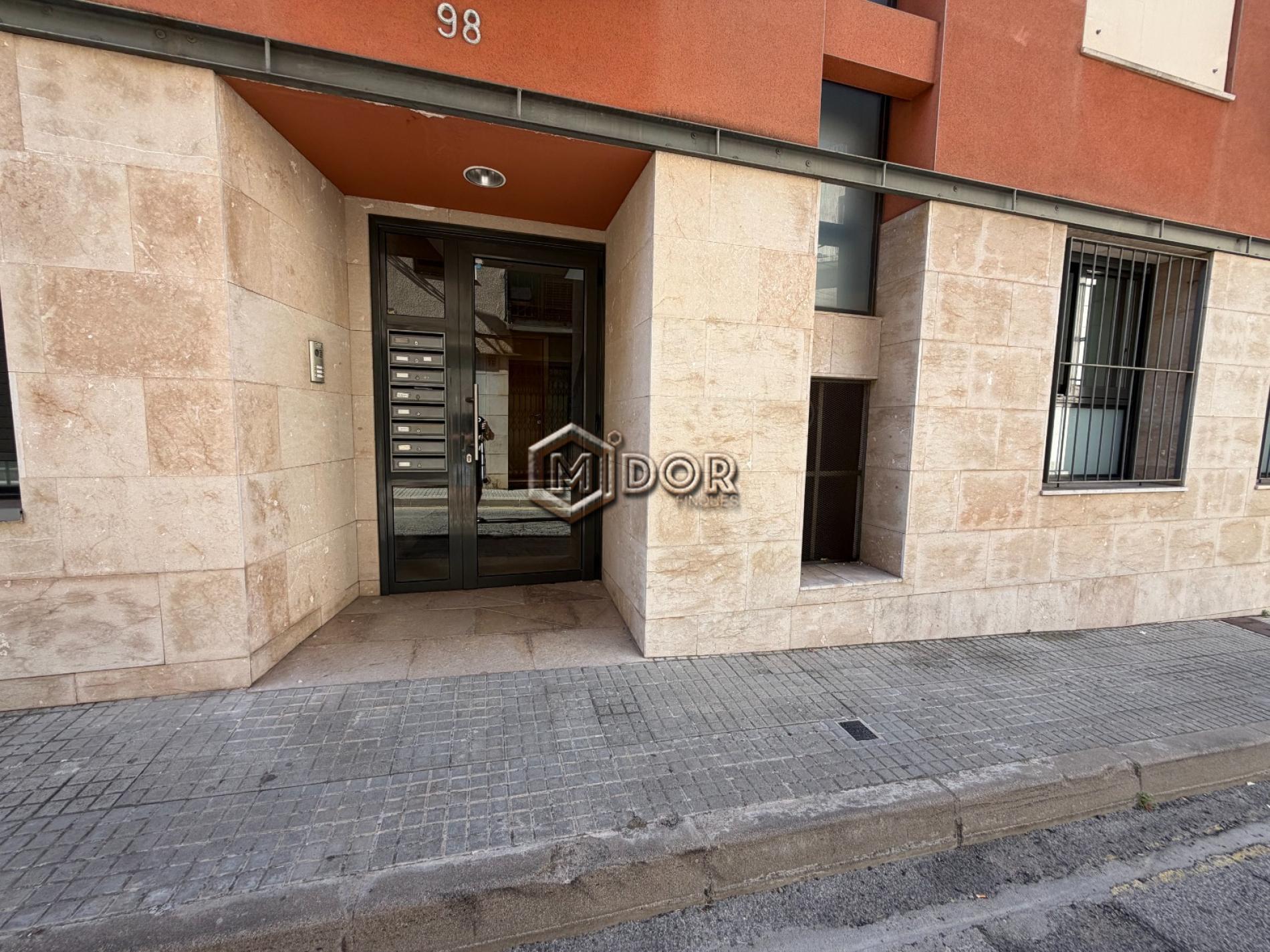 PLANTA BAIXA AMB TERRASSA A TAN SOLS 650m DE LA PLATJA