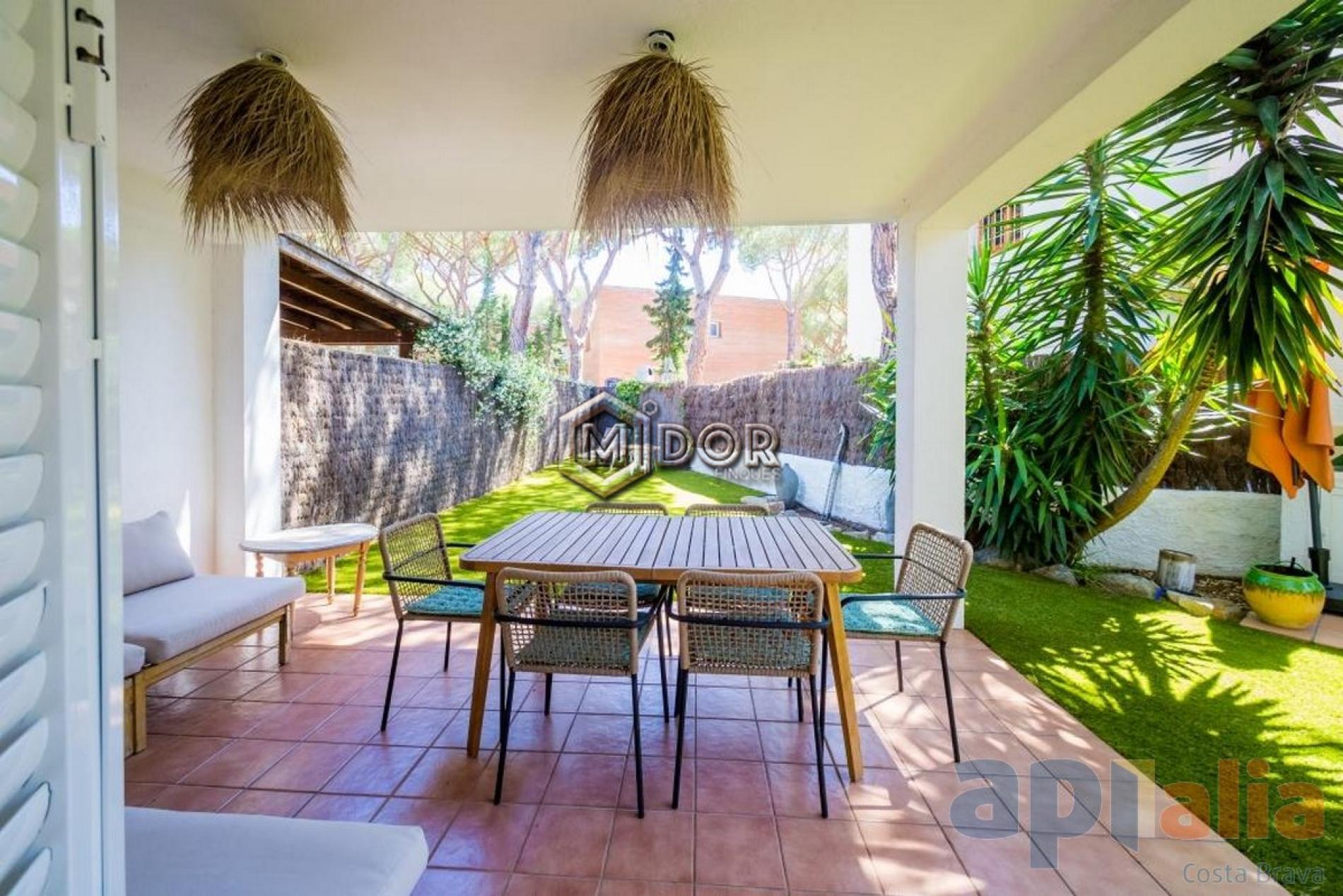 CASA ADOSSADA AMB JARDÍ AL CENTRE