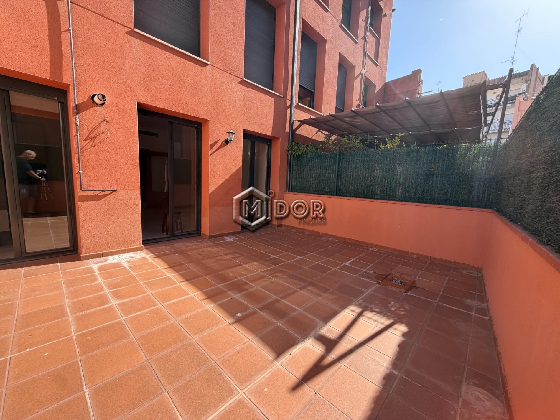 PLANTA BAIXA AMB TERRASSA A TAN SOLS 650m DE LA PLATJA