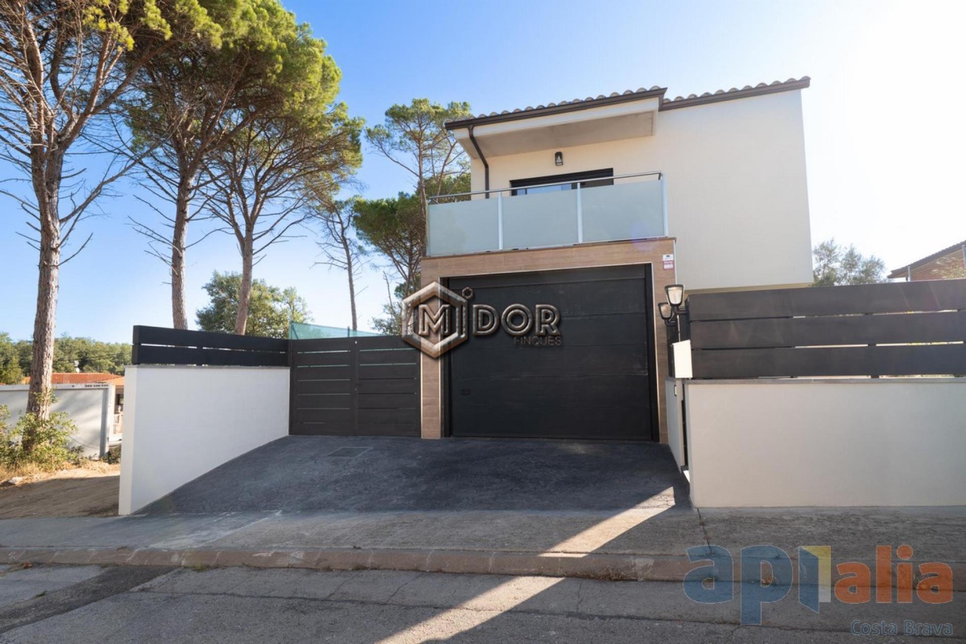 MODERN VILLA WITH PRIVATE POOL, GARAGE AND GARDEN IN CAN SOLÀ GROS II
