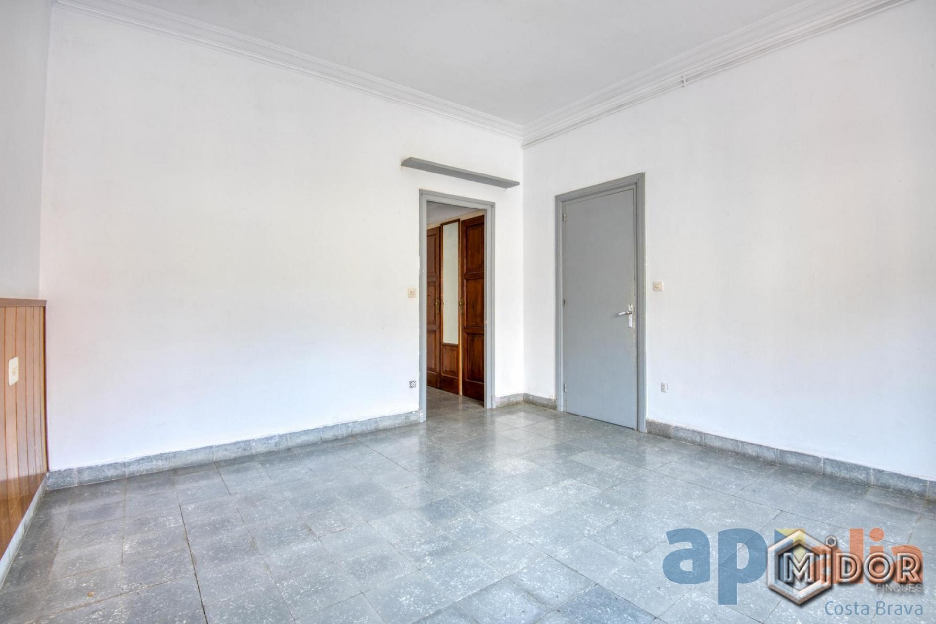 APARTAMENT PER REFORMAR A 170m DE LA PLATJA
