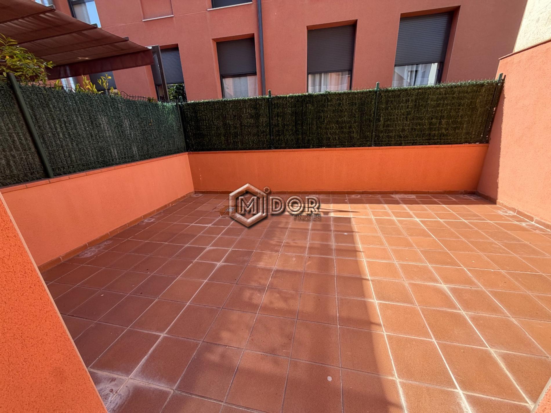 PLANTA BAIXA AMB TERRASSA A TAN SOLS 650m DE LA PLATJA