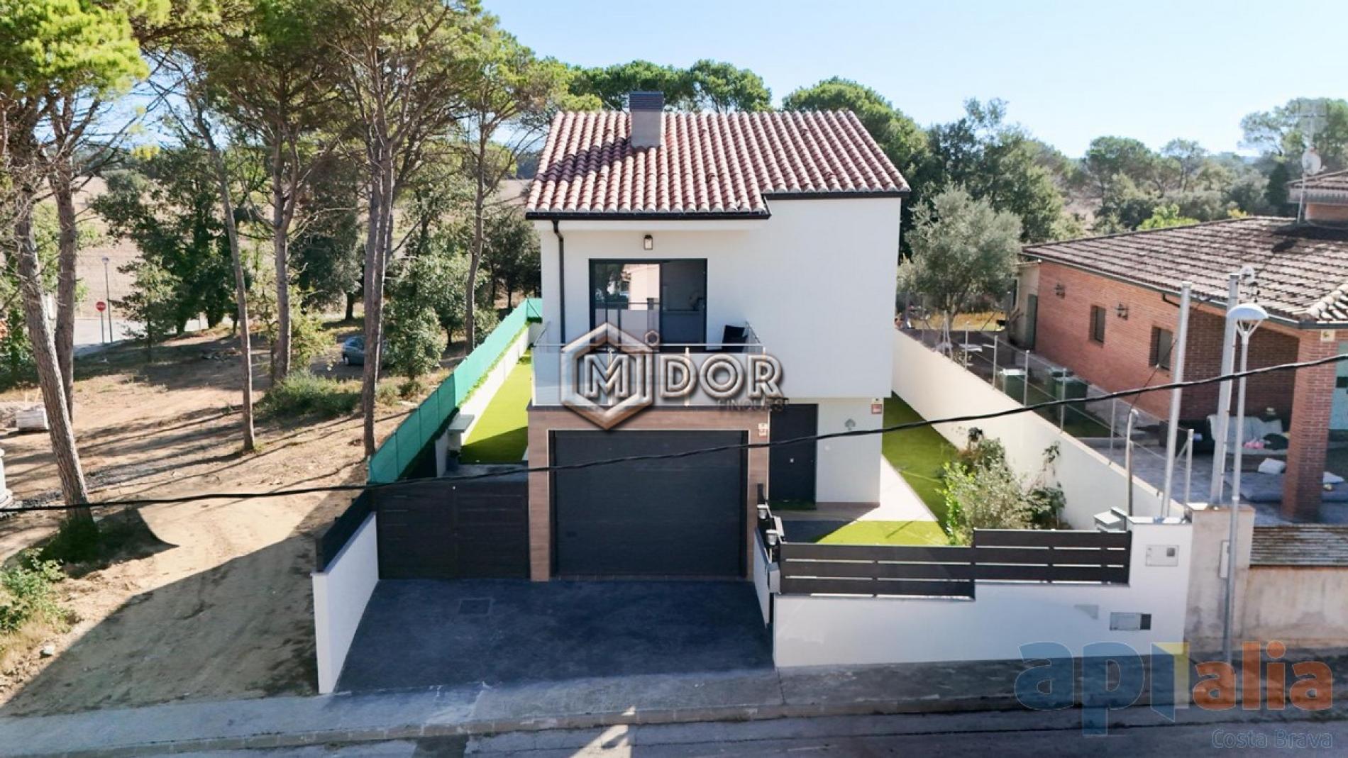MODERN VILLA WITH PRIVATE POOL, GARAGE AND GARDEN IN CAN SOLÀ GROS II