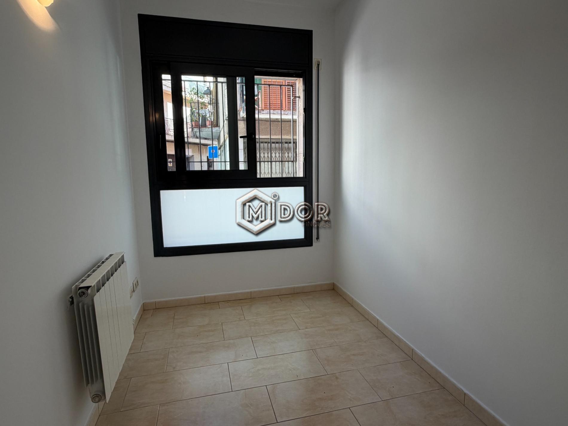 PLANTA BAIXA AMB TERRASSA A TAN SOLS 650m DE LA PLATJA