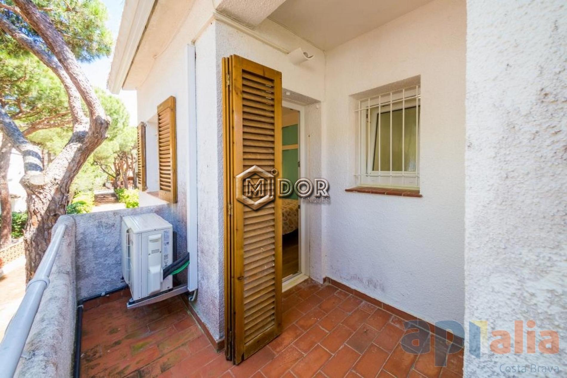 CASA ADOSSADA AMB JARDÍ AL CENTRE