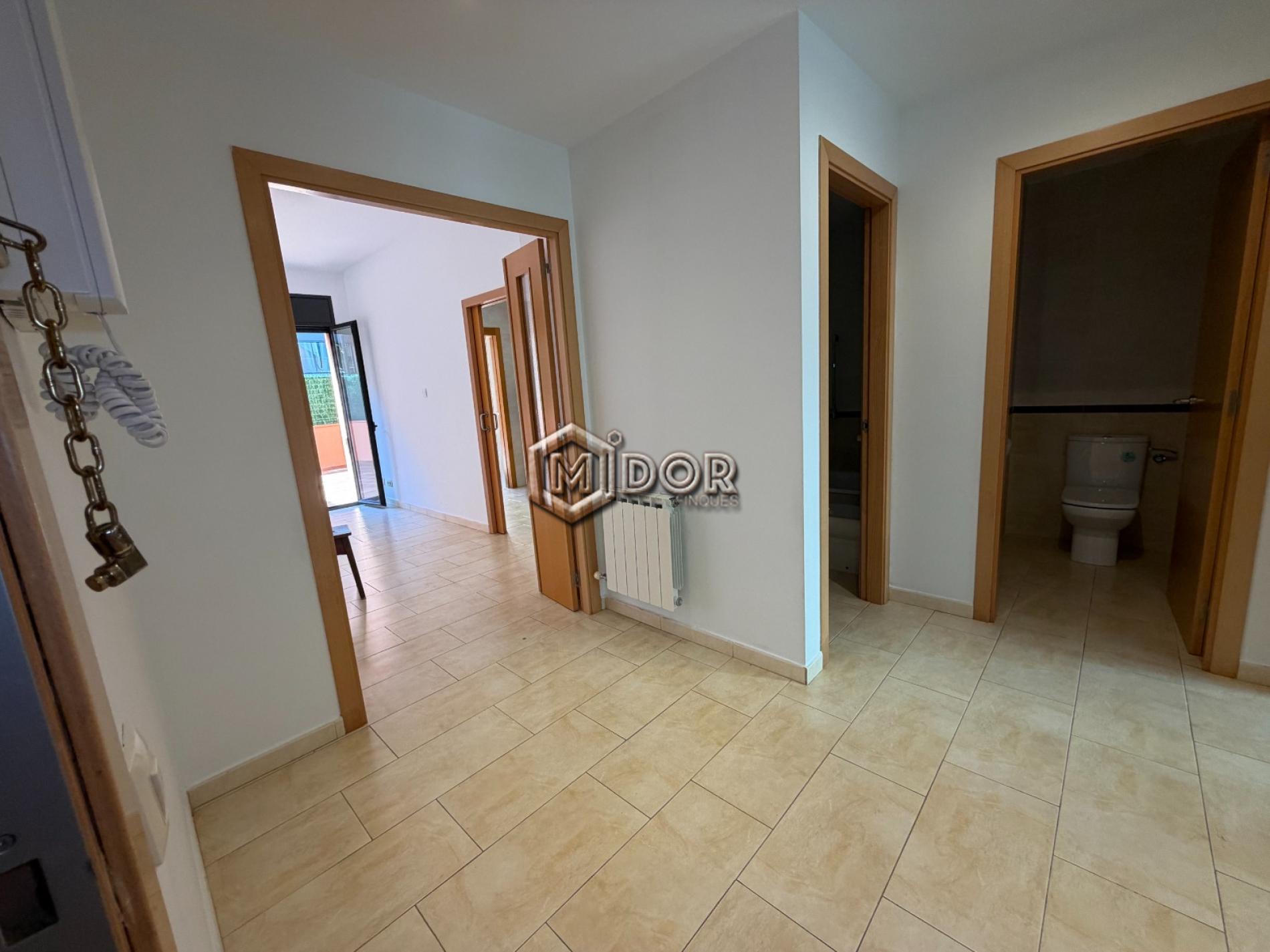 PLANTA BAIXA AMB TERRASSA A TAN SOLS 650m DE LA PLATJA
