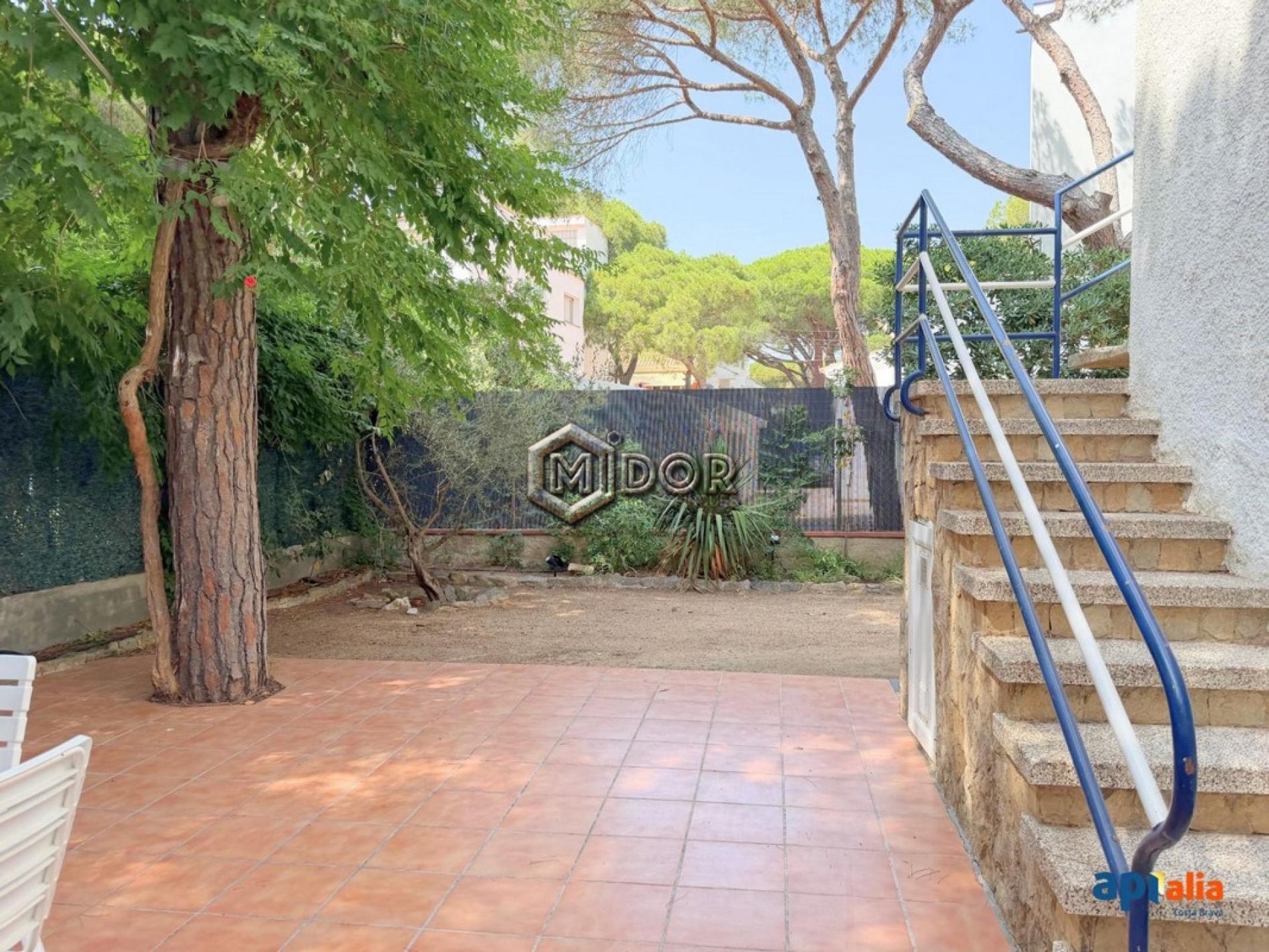 HOUSE WITH PRIVATE GARDEN AND 2 INDEPENDENT HOMES, SECOND LINE FROM THE SEA IN PLATJA D’ARO