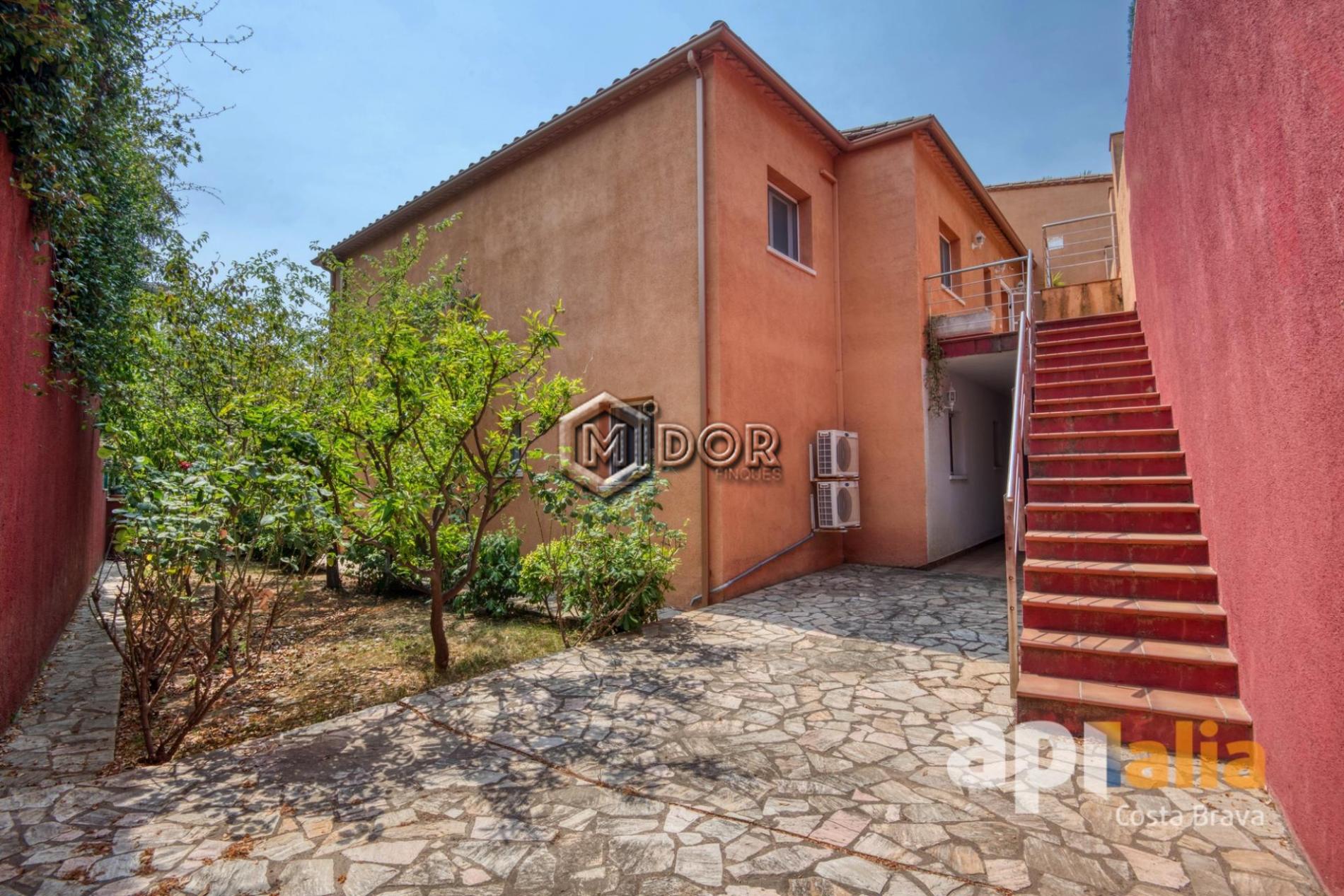 HOUSE WITH POOL IN CALONGE