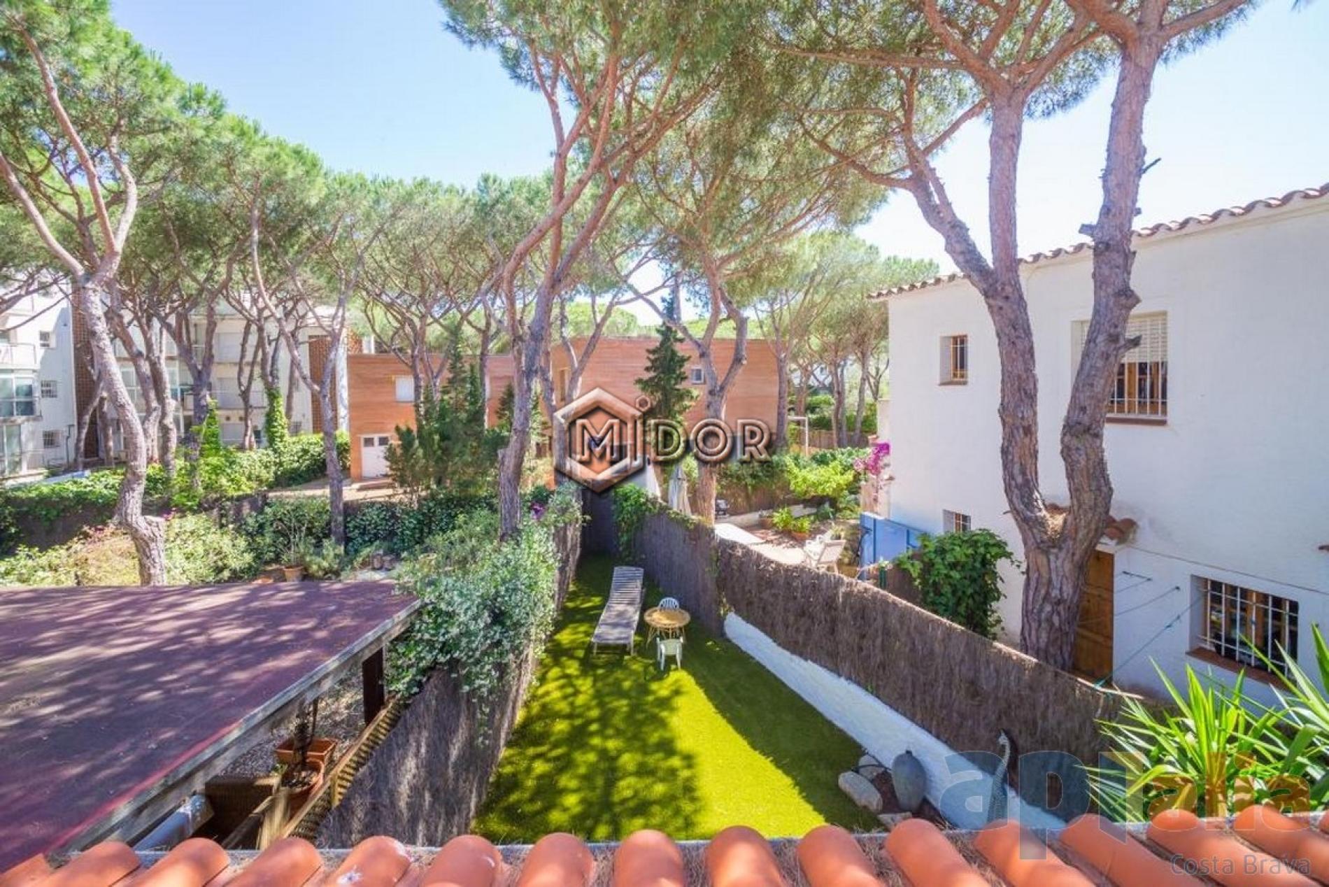 CASA ADOSSADA AMB JARDÍ AL CENTRE