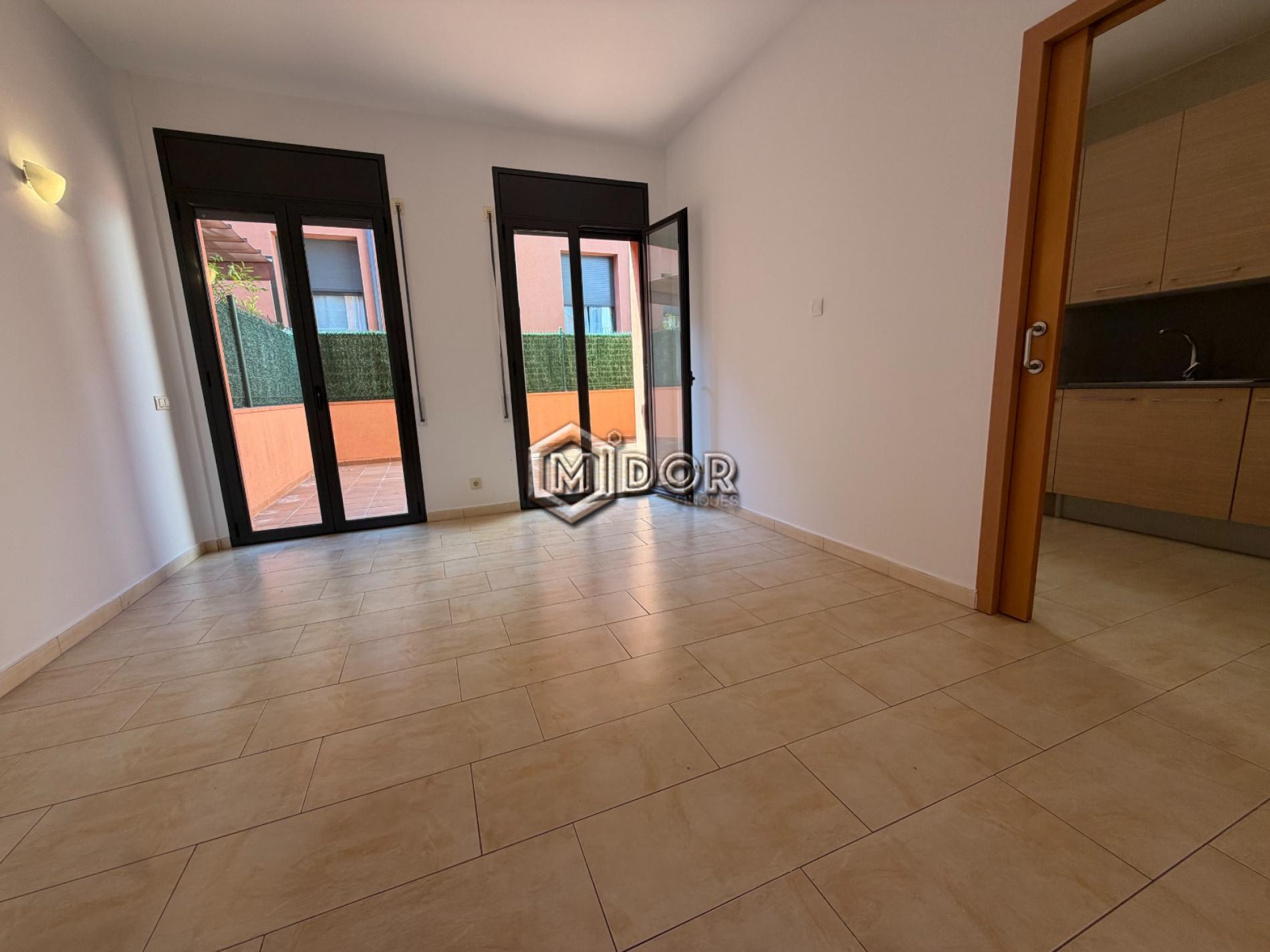 PLANTA BAIXA AMB TERRASSA A TAN SOLS 650m DE LA PLATJA