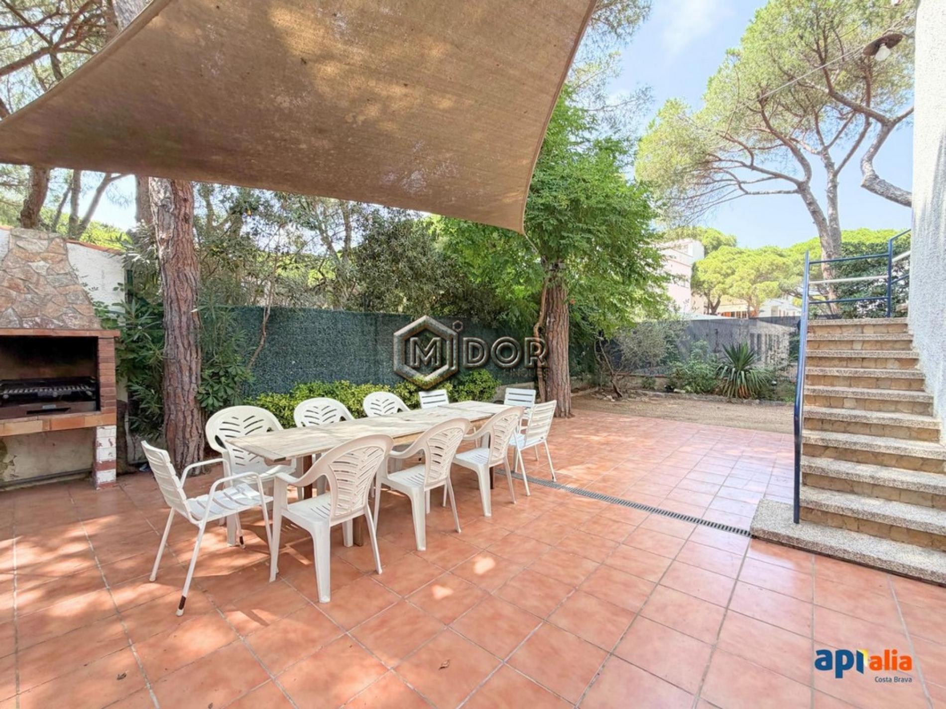 HOUSE WITH PRIVATE GARDEN AND 2 INDEPENDENT HOMES, SECOND LINE FROM THE SEA IN PLATJA D’ARO