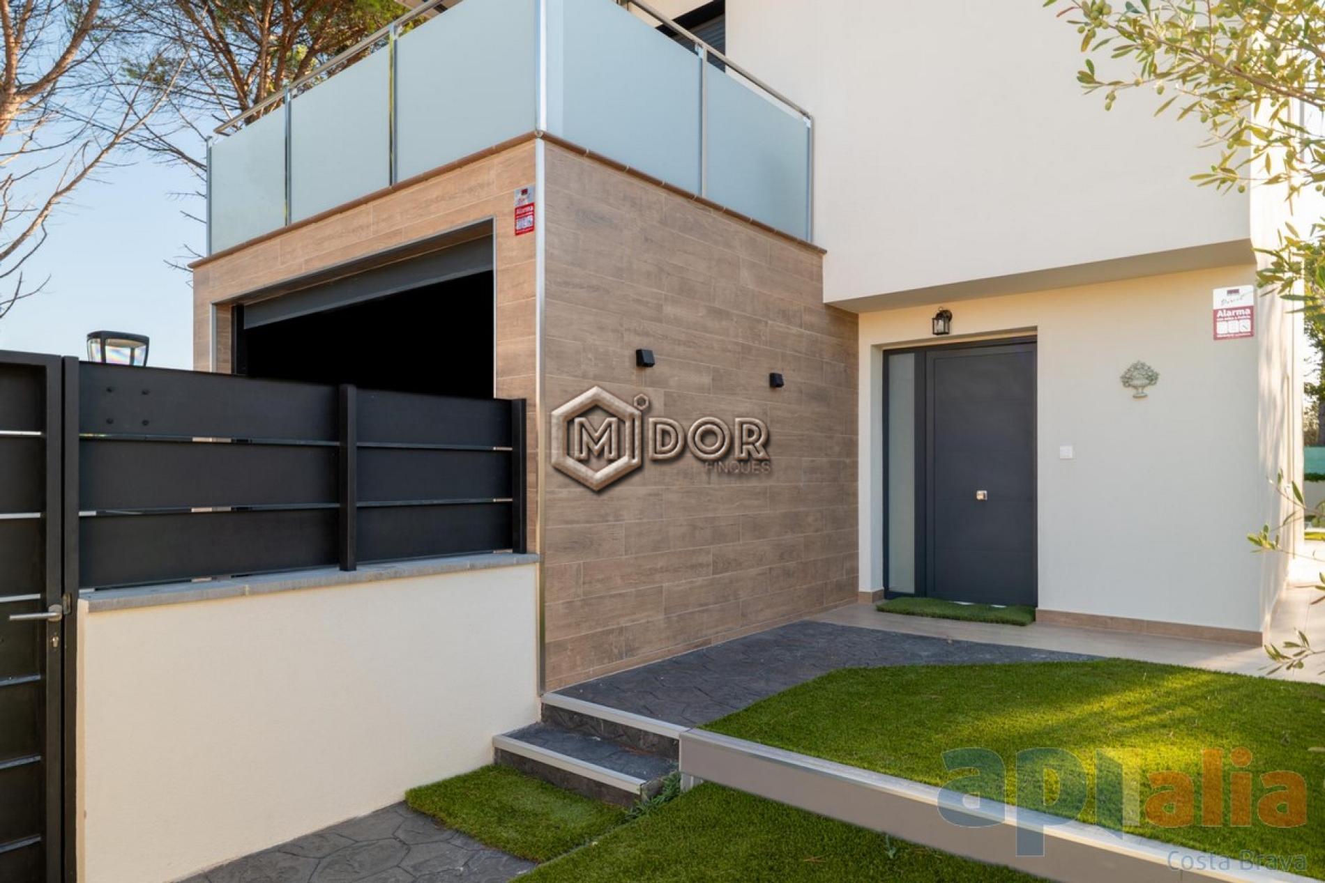 MODERN VILLA WITH PRIVATE POOL, GARAGE AND GARDEN IN CAN SOLÀ GROS II