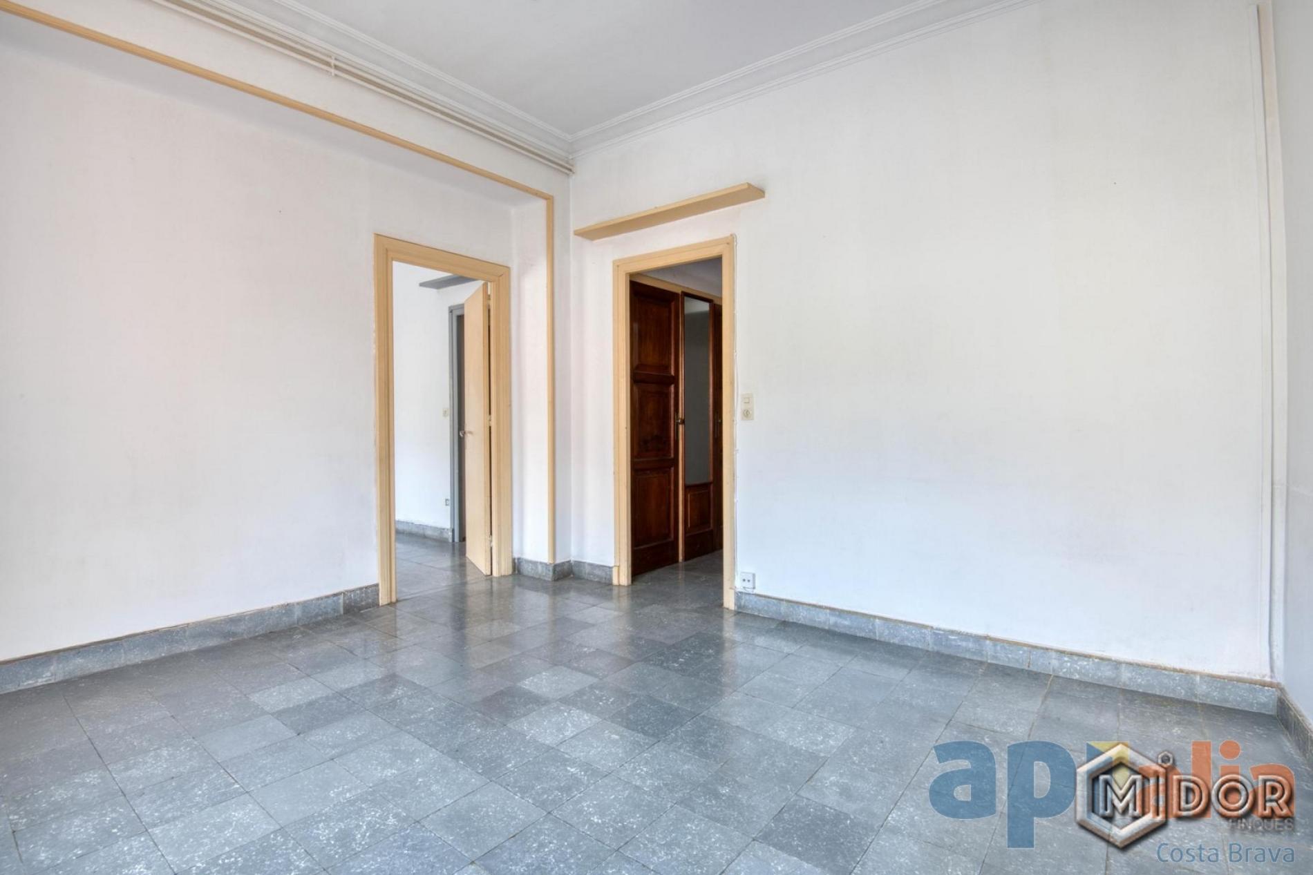 APARTAMENT PER REFORMAR A 170m DE LA PLATJA