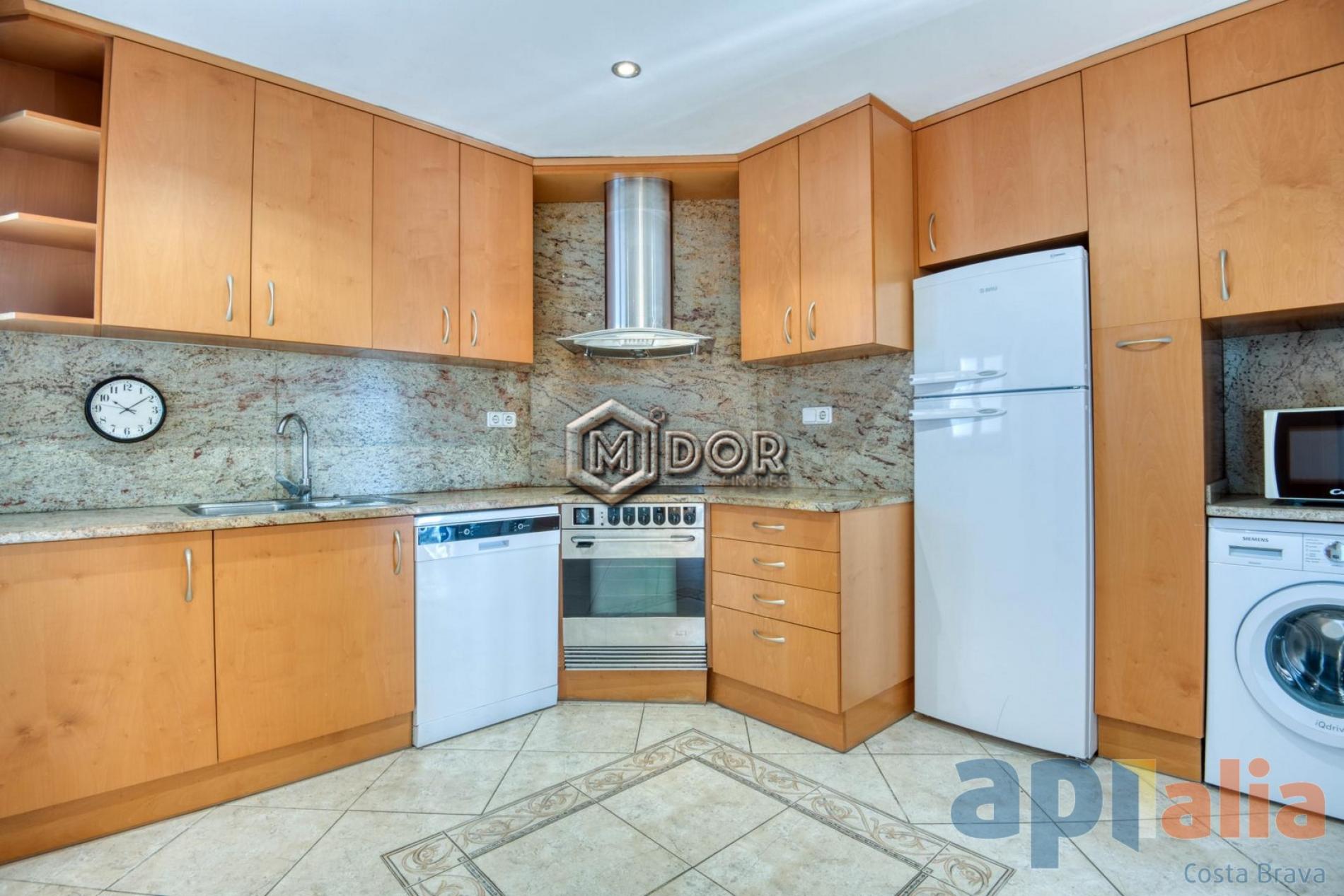 APARTAMENTO CON TERRAZA Y VISTAS (ZONA PORT D'ARO - PLATJA D'ARO)