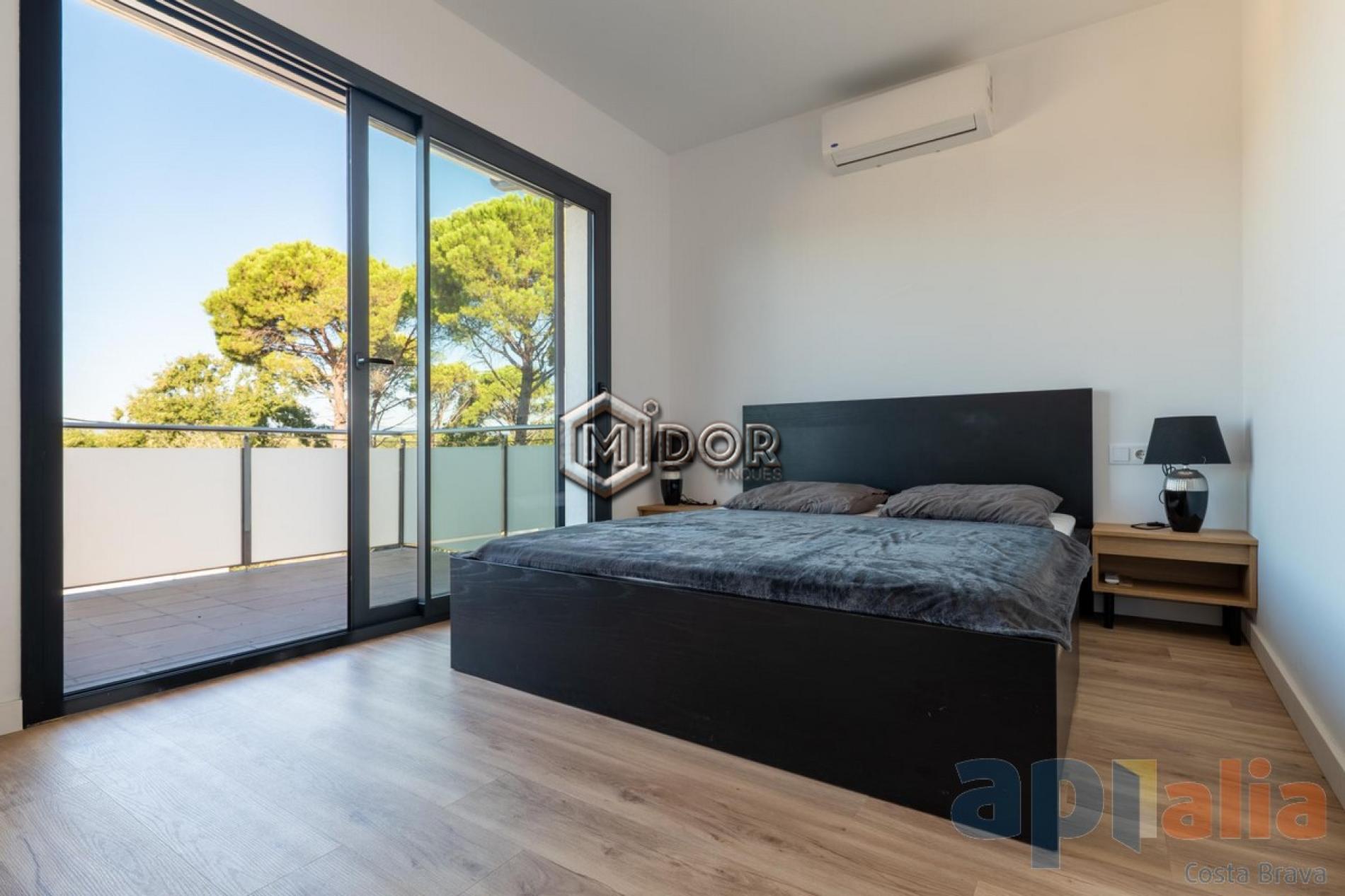 MODERN VILLA WITH PRIVATE POOL, GARAGE AND GARDEN IN CAN SOLÀ GROS II
