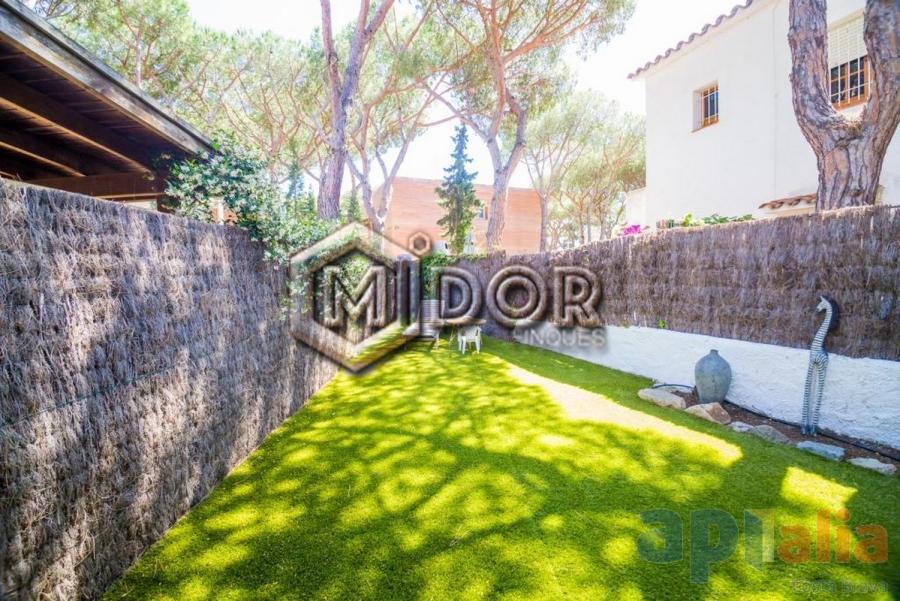 CASA ADOSSADA AMB JARDÍ AL CENTRE