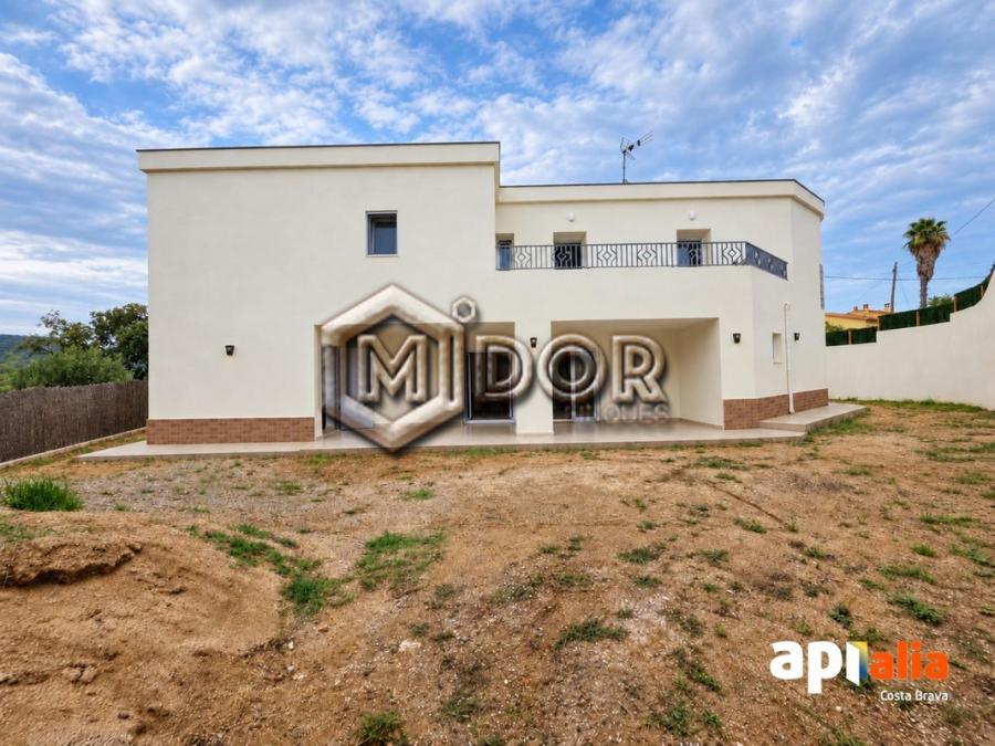 CASA DE NOVA CONSTRUCCIÓ AMB JARDÍ A (Mas Pere) CALONGE