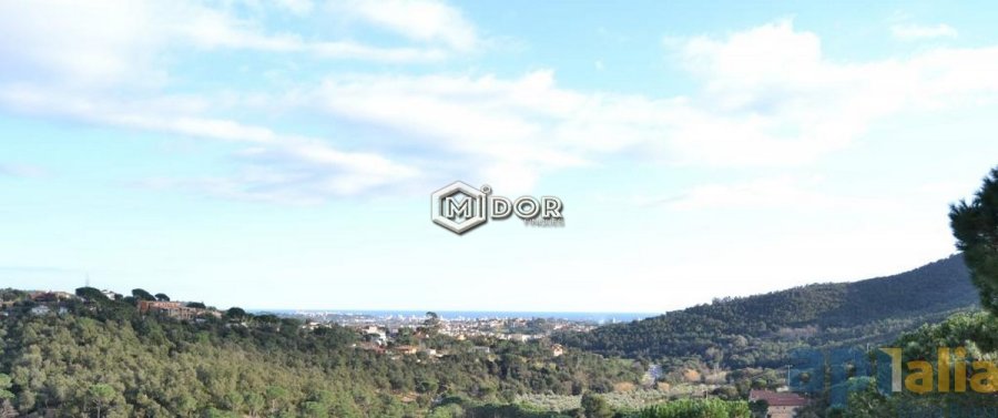 Parcel·la amb fantàstiques vistes al mar + projecte per construir una casa unifamiliar