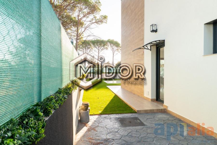MODERN VILLA WITH PRIVATE POOL, GARAGE AND GARDEN IN CAN SOLÀ GROS II