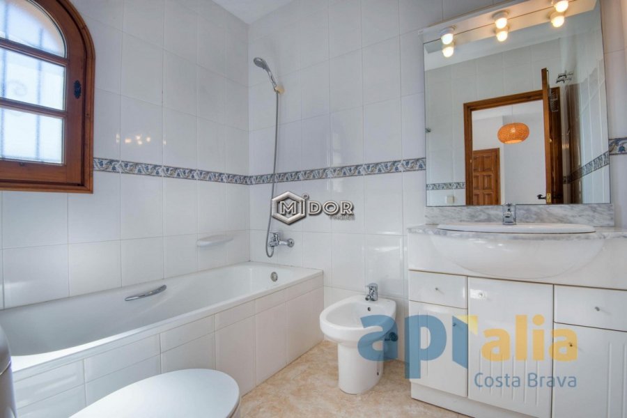 CASA EN VESCOMTAT DE CABANYES (CALONGE) - DISPOSA DE LLICÈNCIA TURÍSTICA